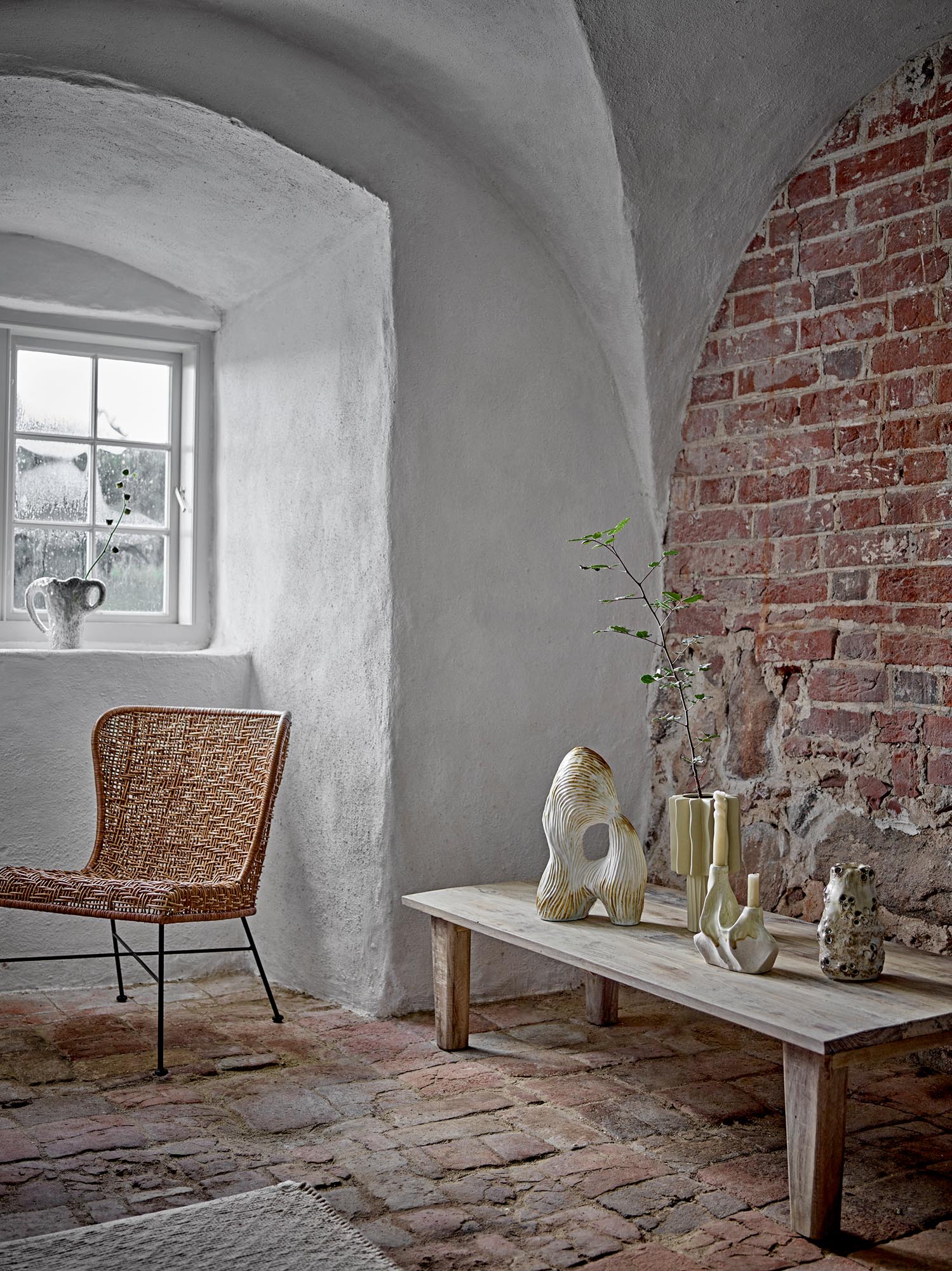 Eviella Deko von Bloomingville: Elegantes Steingut in natürlichem Look, ideal für moderne und stilvolle Wohnräume.