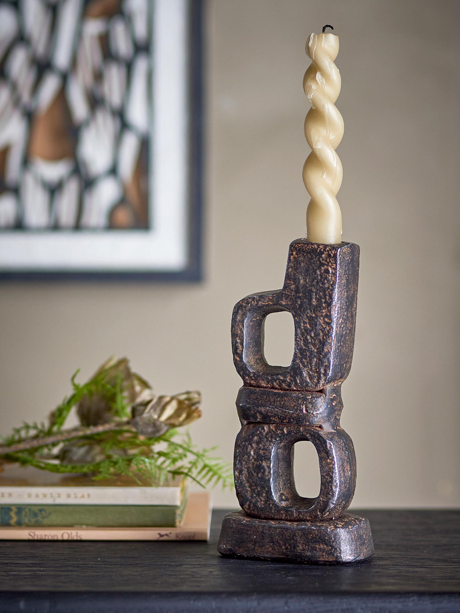 Eleganter Sanah Kerzenhalter aus schwarzem Gusseisen von Bloomingville, ideal für stilvolle Dekoration und gemütliche Atmosphäre.