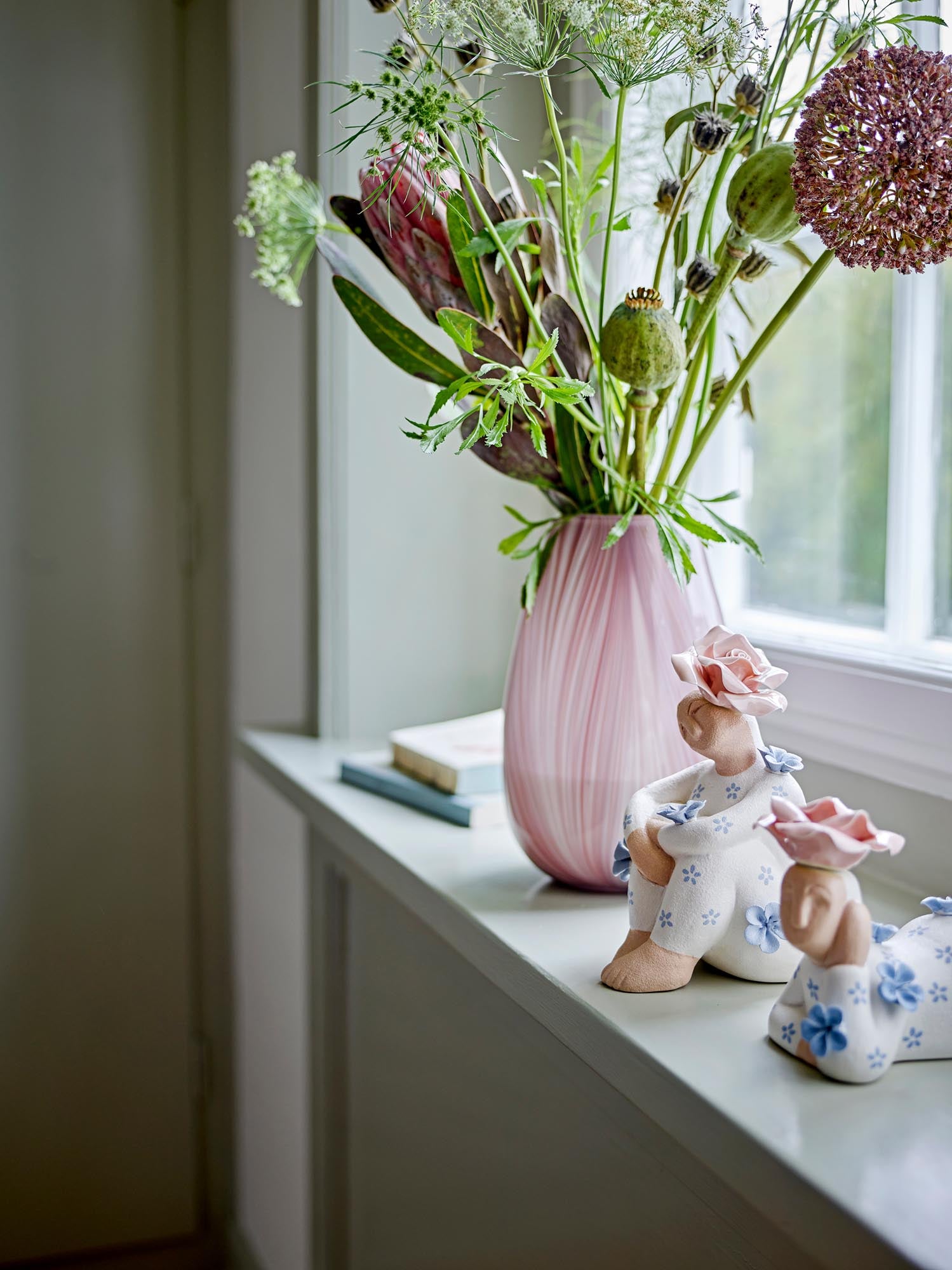 Elegante Floriella Deko aus blauem Steingut von Bloomingville, ideal für stilvolle Akzente in Ihrem Zuhause.