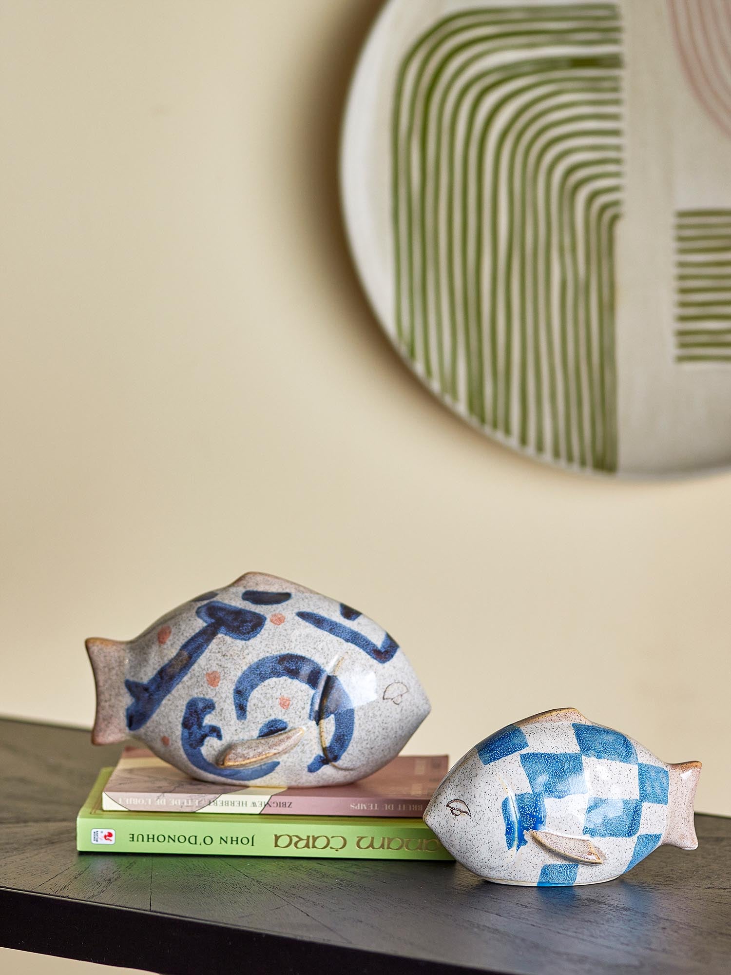 Die Eviaya Deko von Bloomingville, aus blauem Steingut, bringt mit ihren handbemalten Fischen maritimen Charme in Ihr Zuhause.