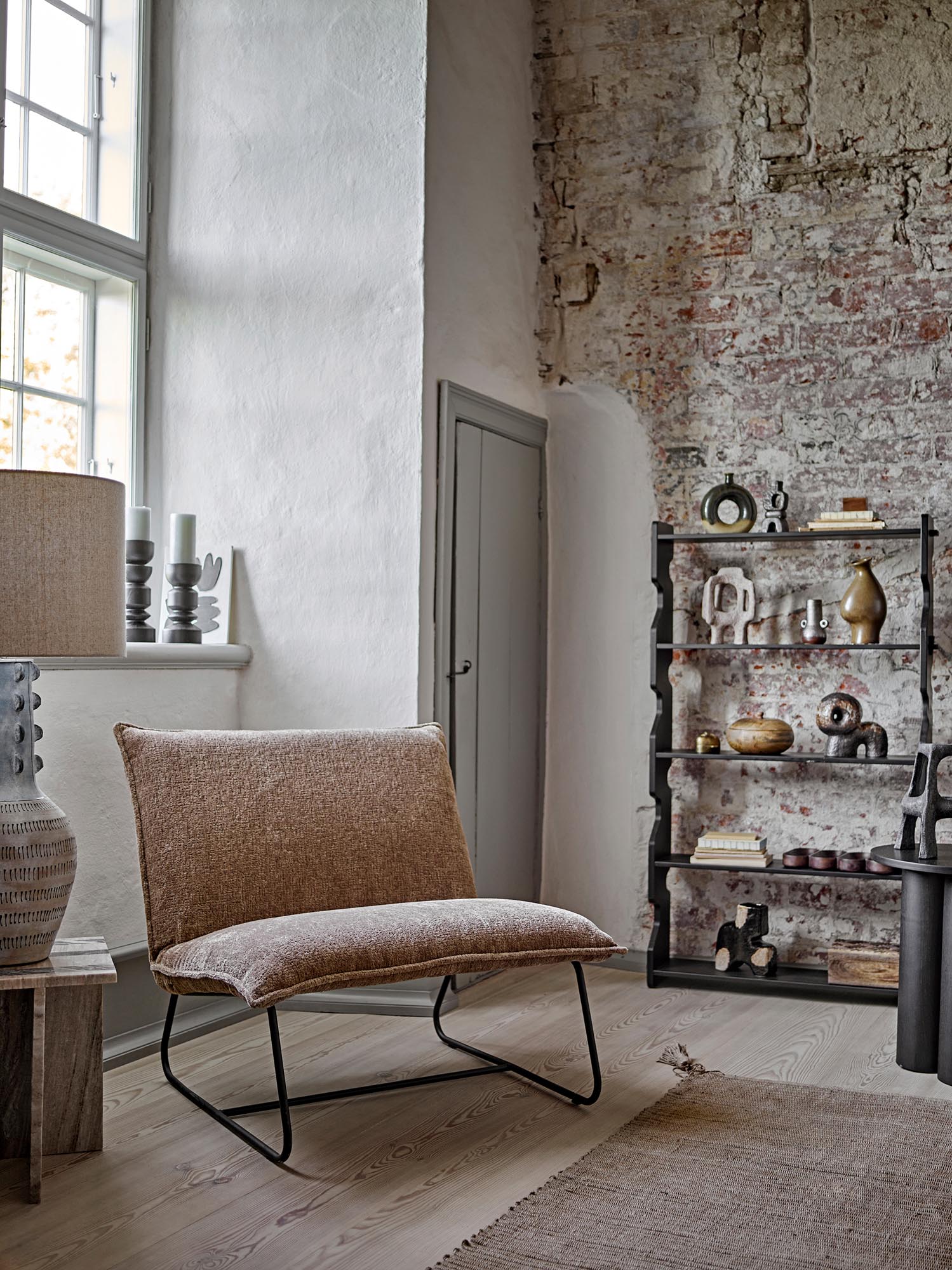 Das Savoya Regal von Bloomingville aus schwarzem Tannenholz bietet stilvolle Aufbewahrung mit modernem skandinavischem Design.