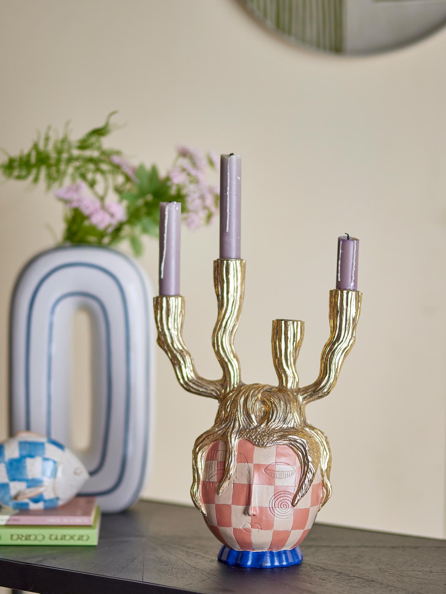 Eleganter Medusa Kerzenhalter aus goldener Polyresin von Bloomingville, ein stilvolles Highlight für Ihre Wohnraumdekoration.