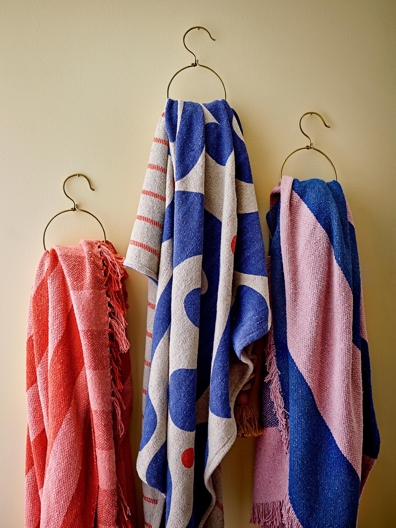 Die Frello Decke in Orange von Bloomingville besteht aus recycelter Baumwolle und bietet nachhaltigen Komfort und stilvolles Design.