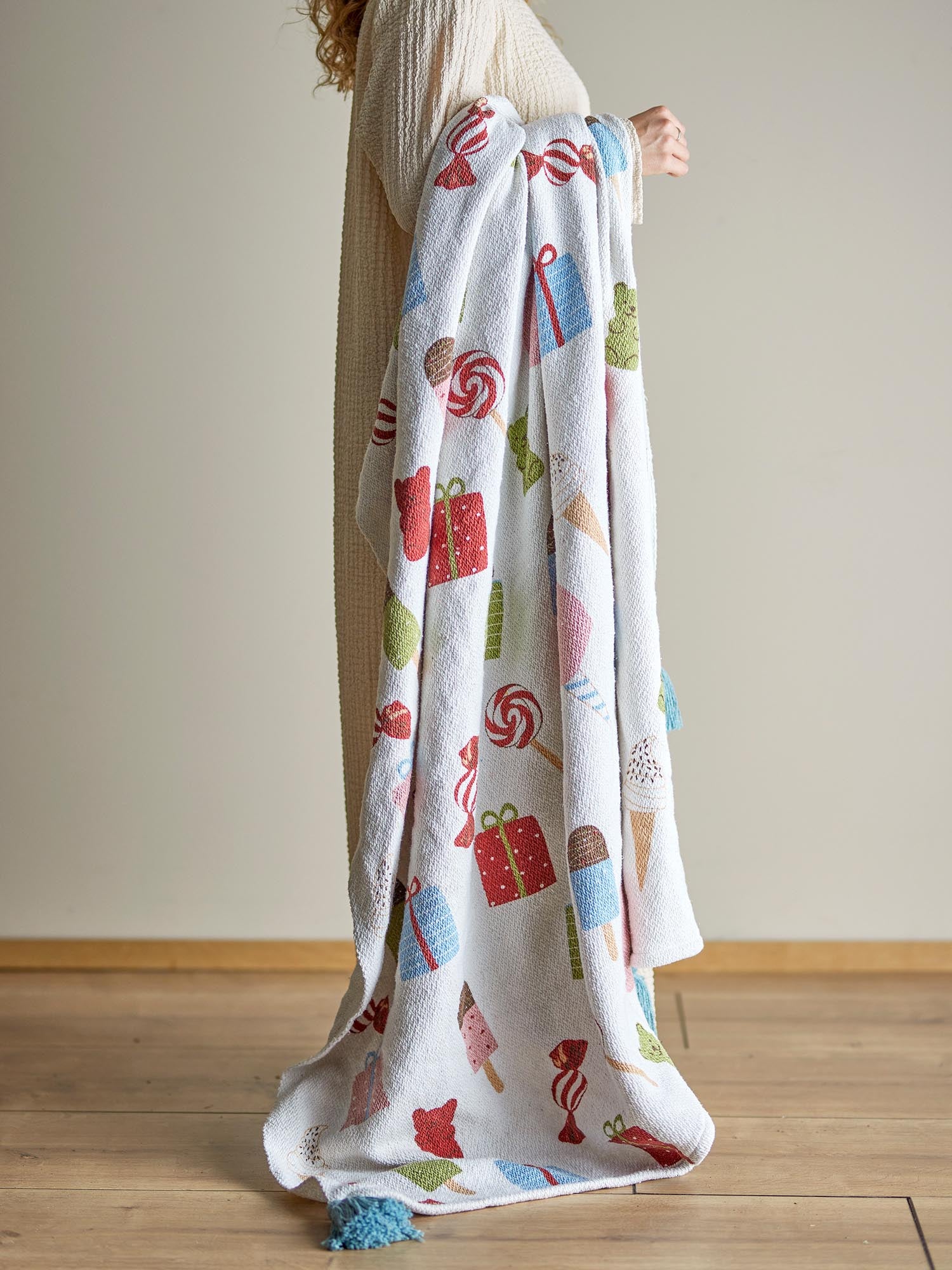 Kuschelige Sweets Decke aus recycelter Baumwolle in Naturtönen von Bloomingville Mini, ideal für gemütliche Momente.