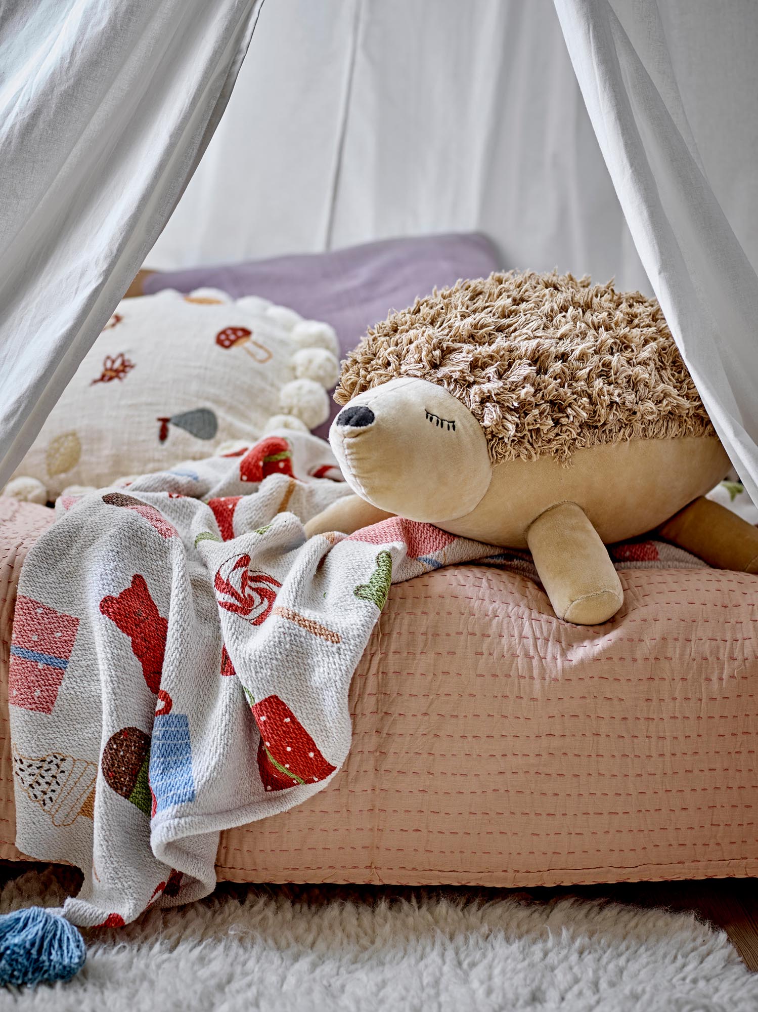 Kuschelige Sweets Decke aus recycelter Baumwolle in Naturtönen von Bloomingville Mini, ideal für gemütliche Momente.