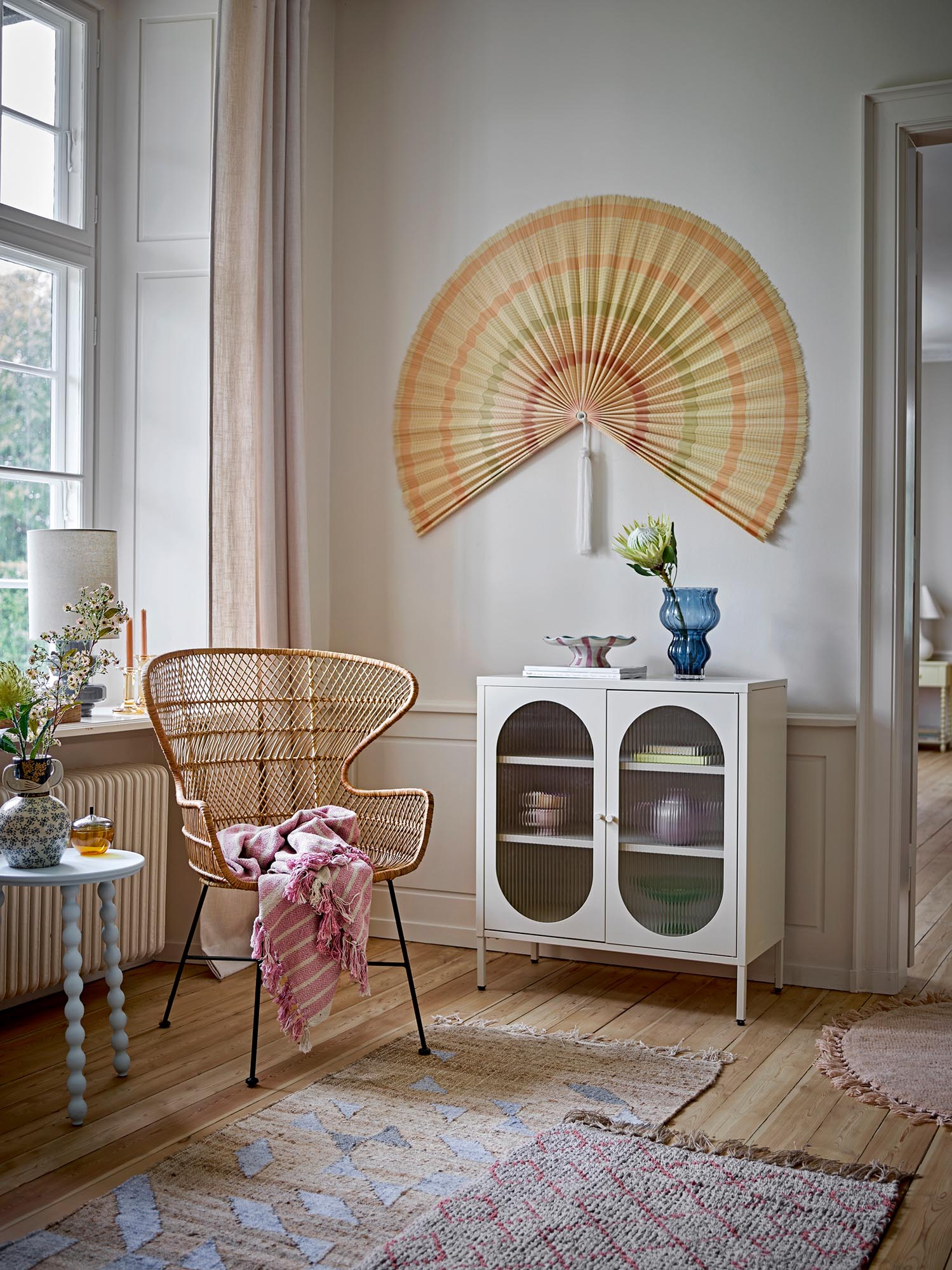 Die Hezha Vase von Bloomingville aus blauem Steingut besticht durch ihr modernes Design und ihre hochwertige Verarbeitung.