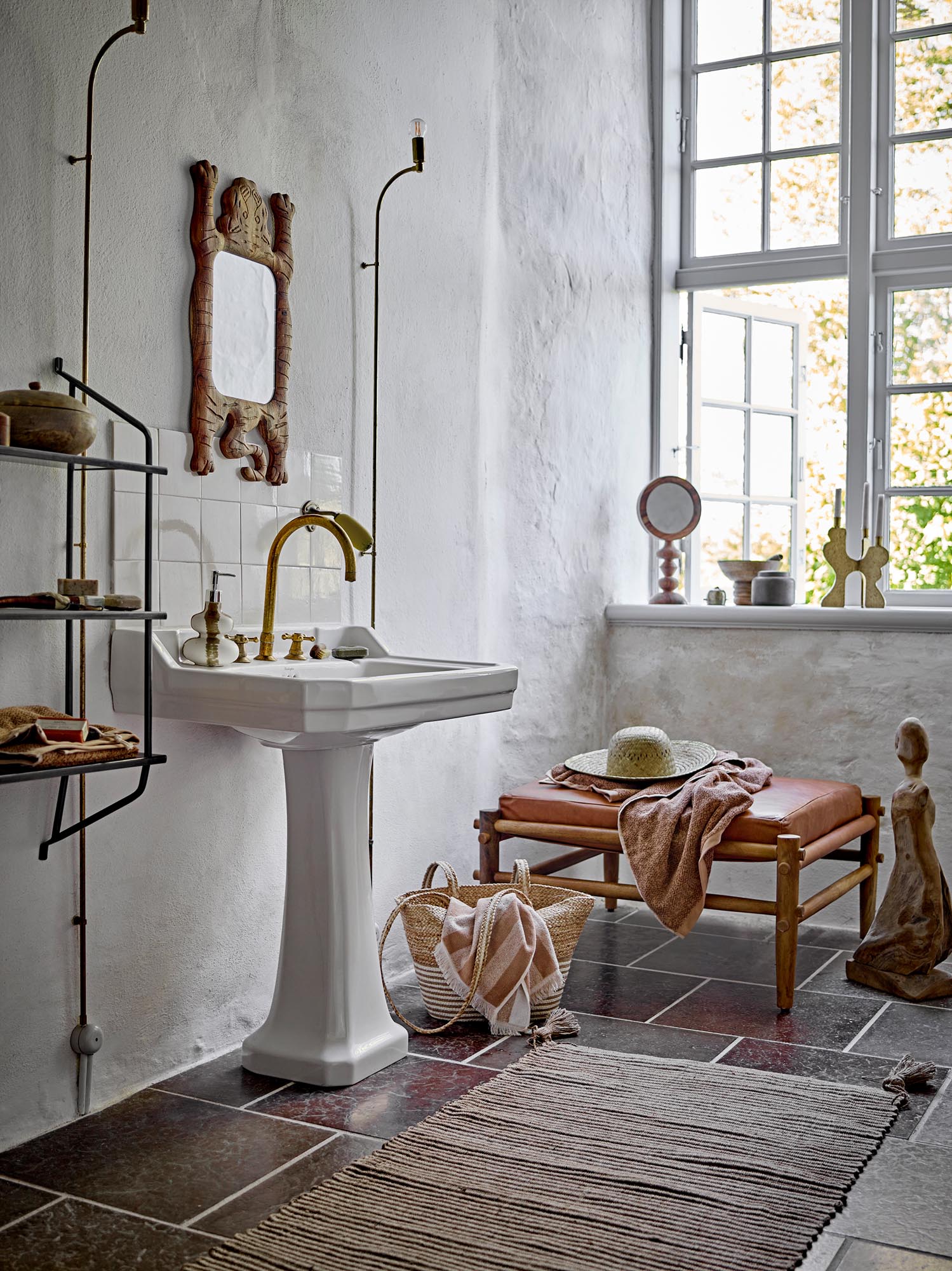 Eleganter Lux Kerzenhalter aus goldfarbenem Metall von Bloomingville, ideal für stilvolle Dekoration und gemütliche Atmosphäre.