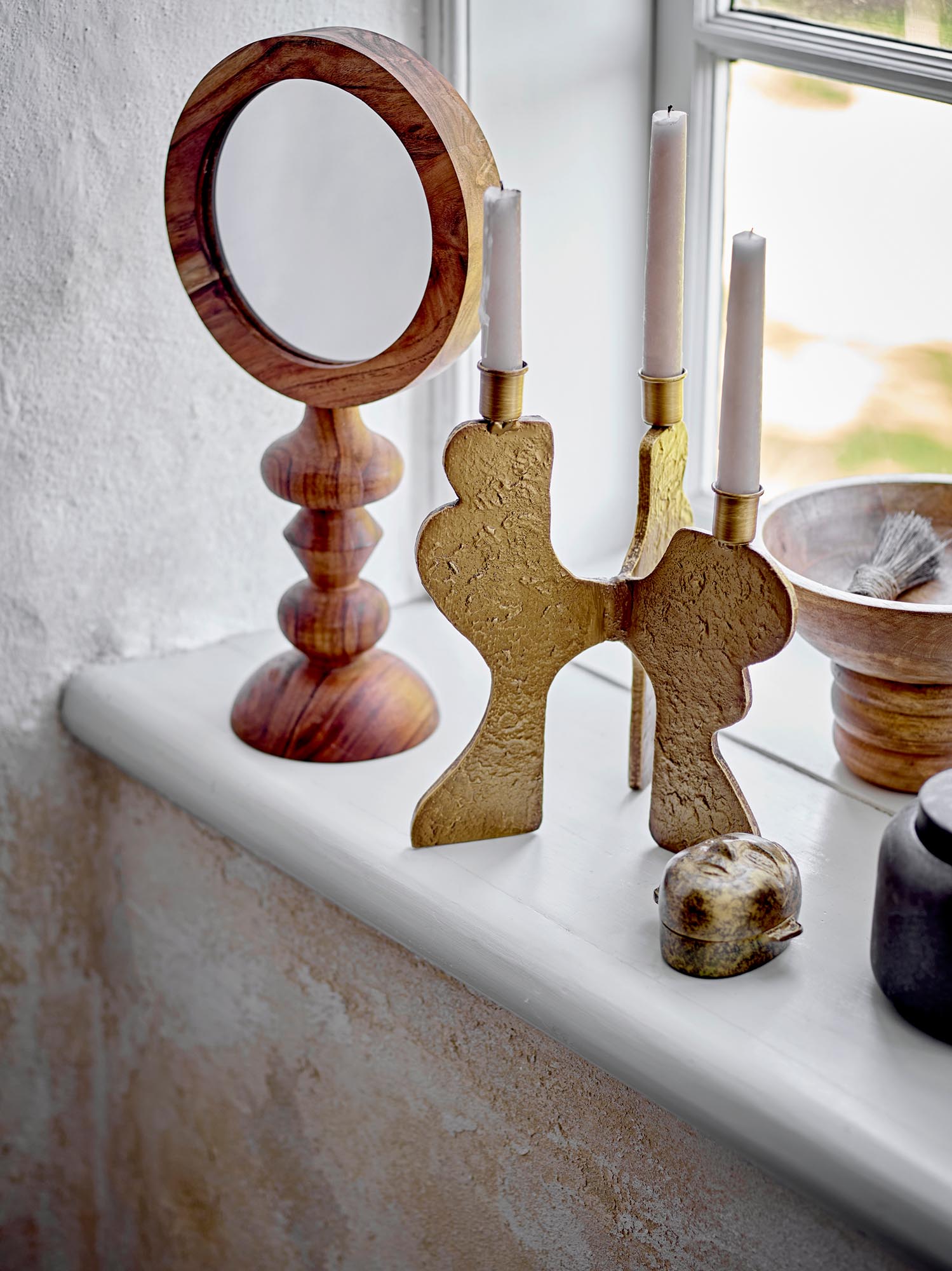 Eleganter Kerzenhalter aus goldfarbenem Metall von Bloomingville, ideal für stilvolle Dekoration und eine gemütliche Atmosphäre.