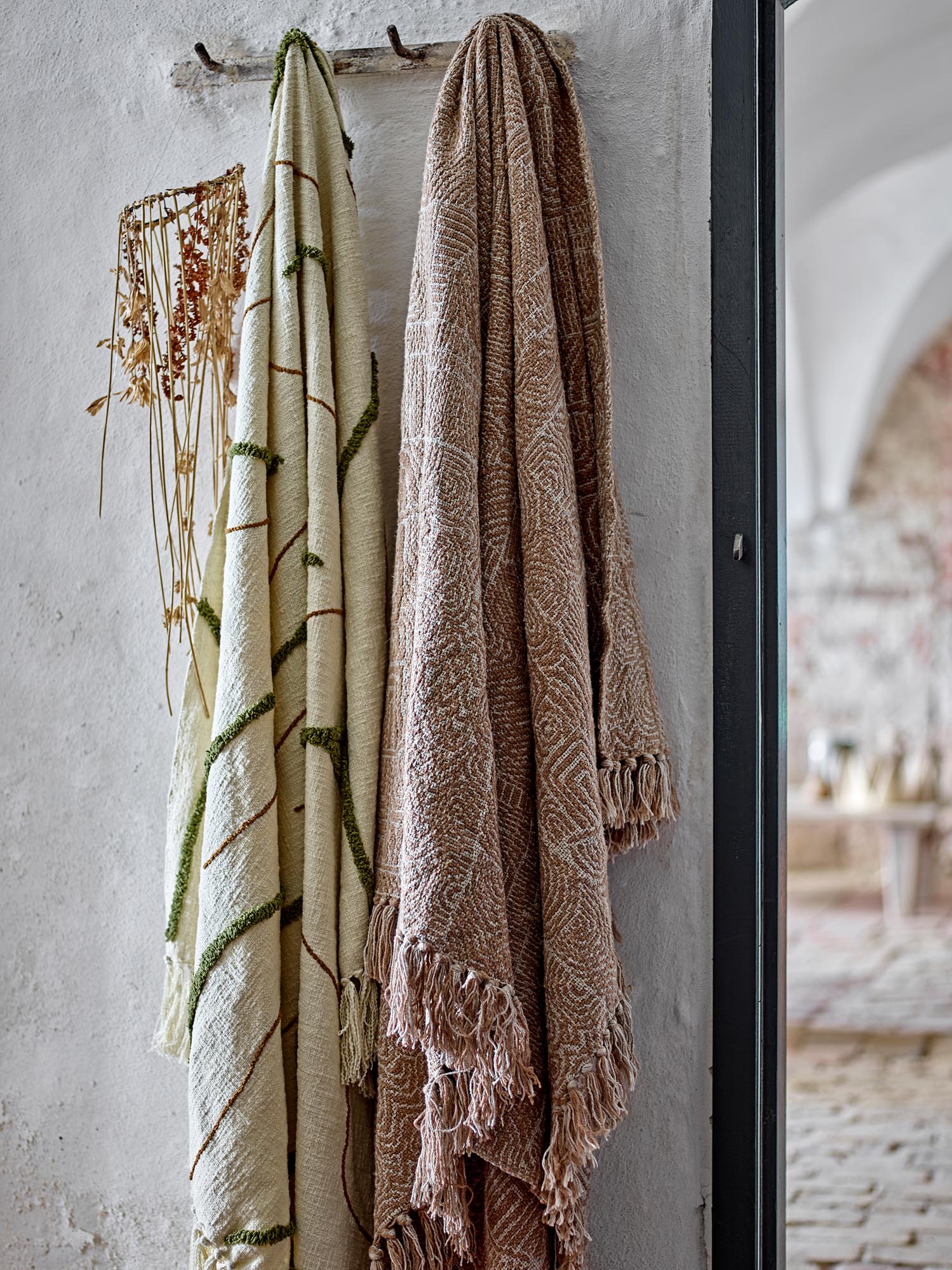 Die Osasio Decke in Grün von Bloomingville besteht aus OEKO-TEX® Baumwolle und bietet stilvolle Gemütlichkeit für Ihr Zuhause.