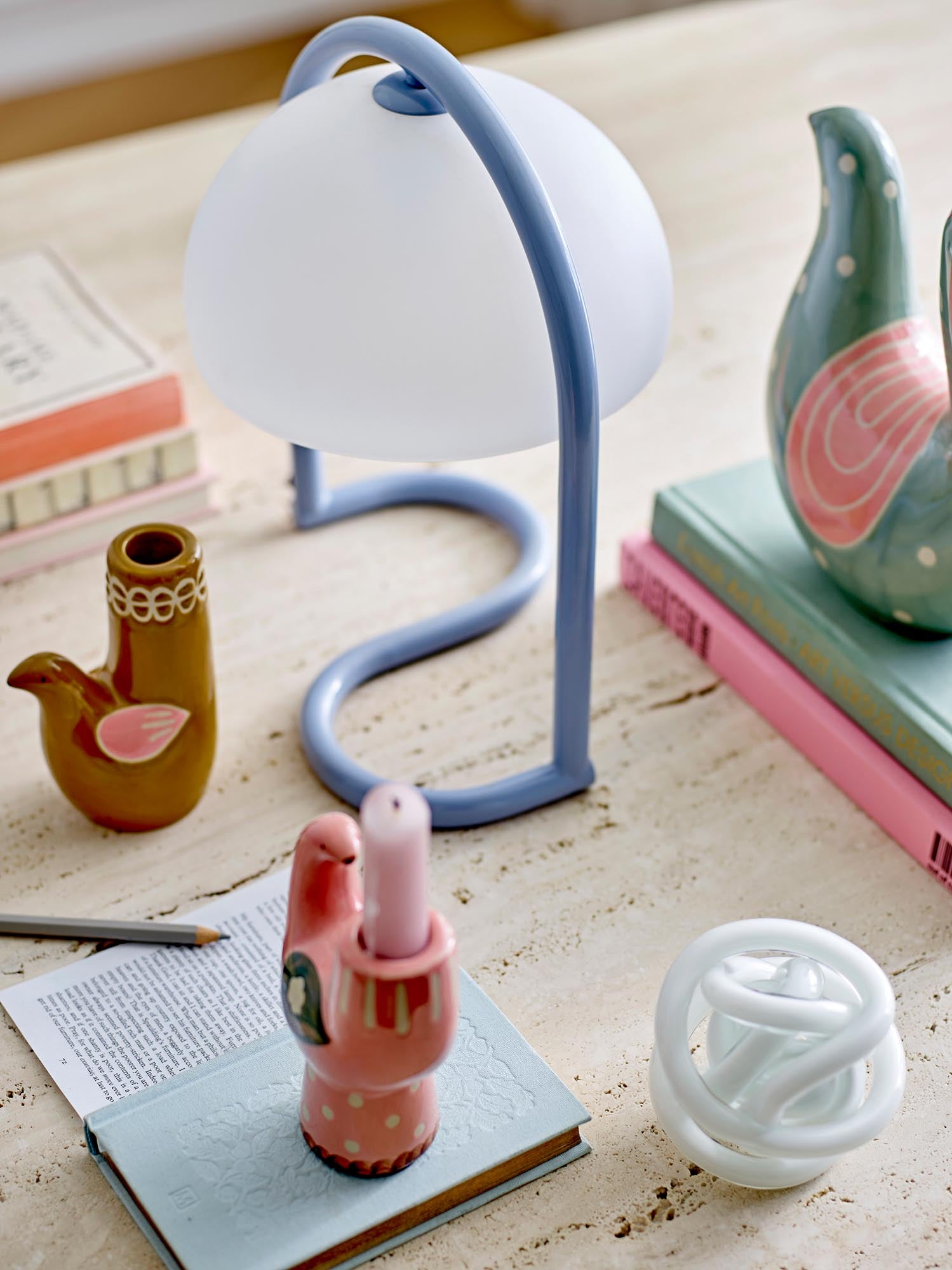 Die grüne Trudy Vase von Bloomingville aus Steingut überzeugt mit ihrem modernen Design und ist ein Highlight für jede Einrichtung.