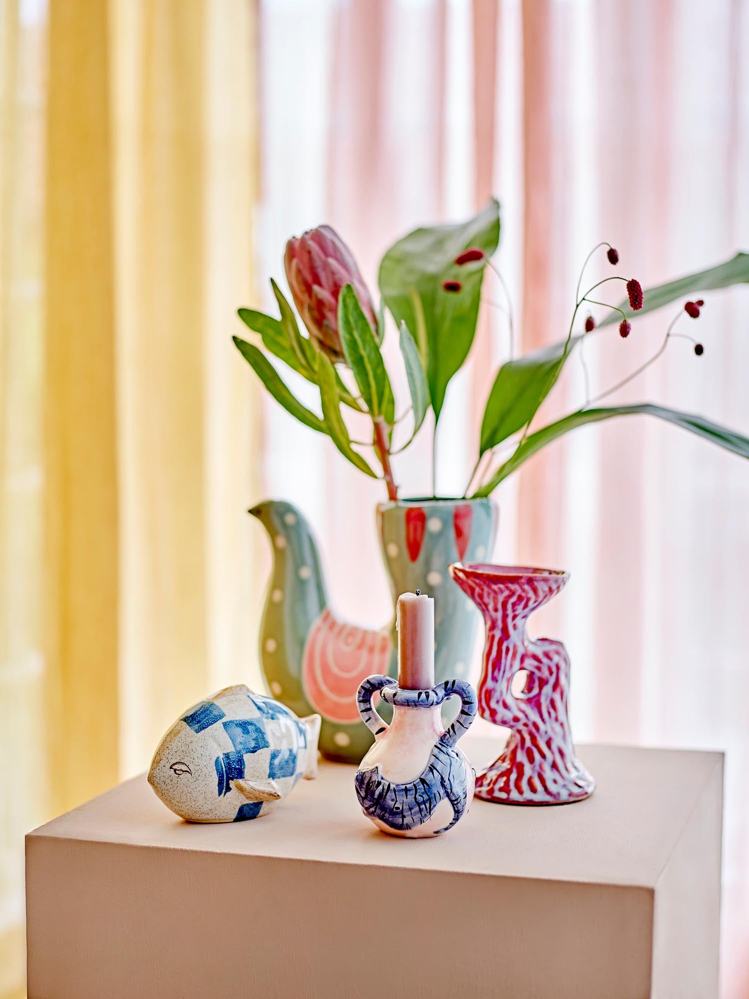 Die Trudy Vase von Bloomingville in Grün aus Steingut besticht durch ihr stilvolles Design und ergänzt jede moderne Wohnkultur.