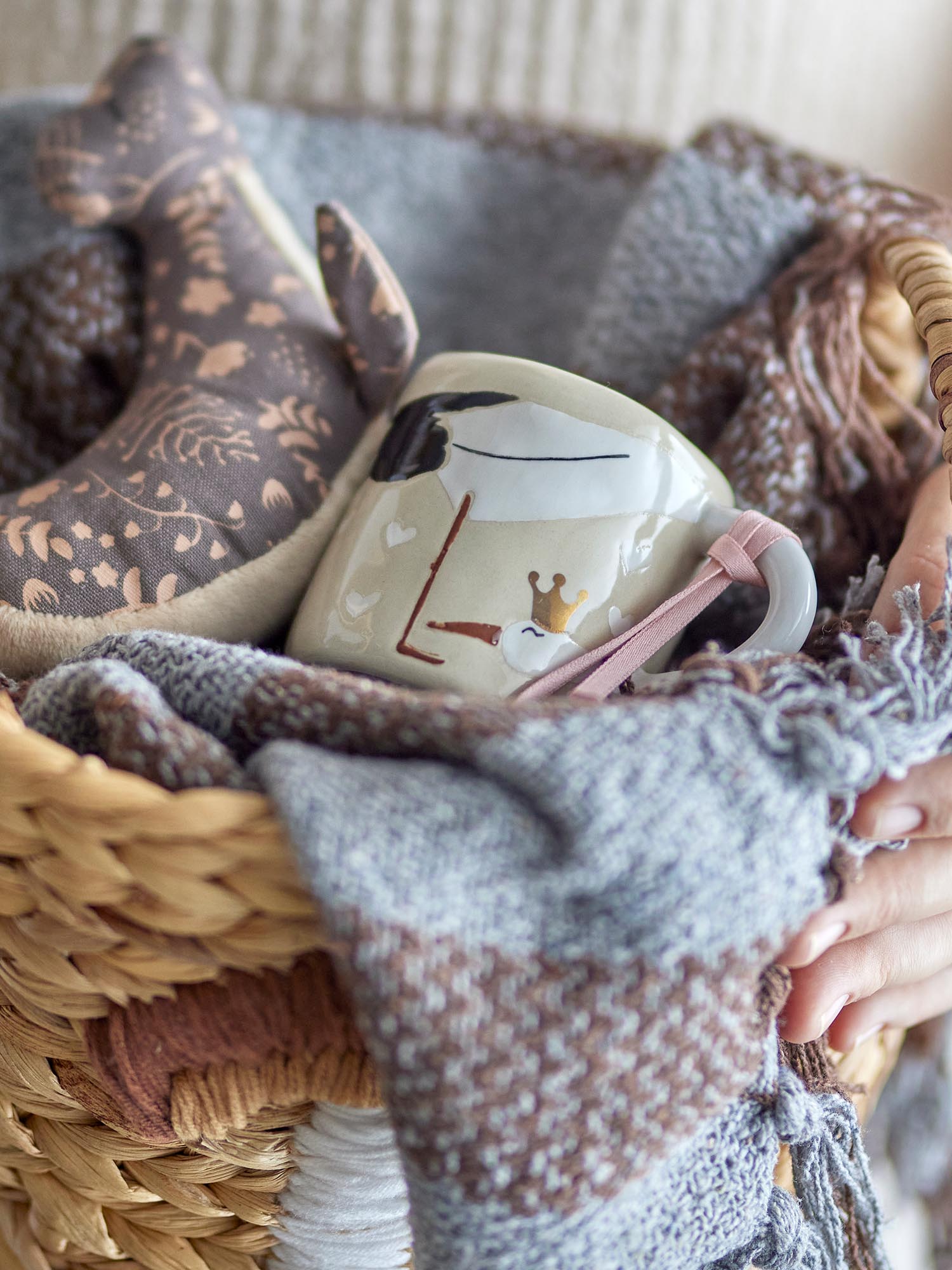 Die Bambino Tasse aus Steingut von Bloomingville MINI: robust, stilvoll, mit Storch-Design, ideal für heisse Getränke.