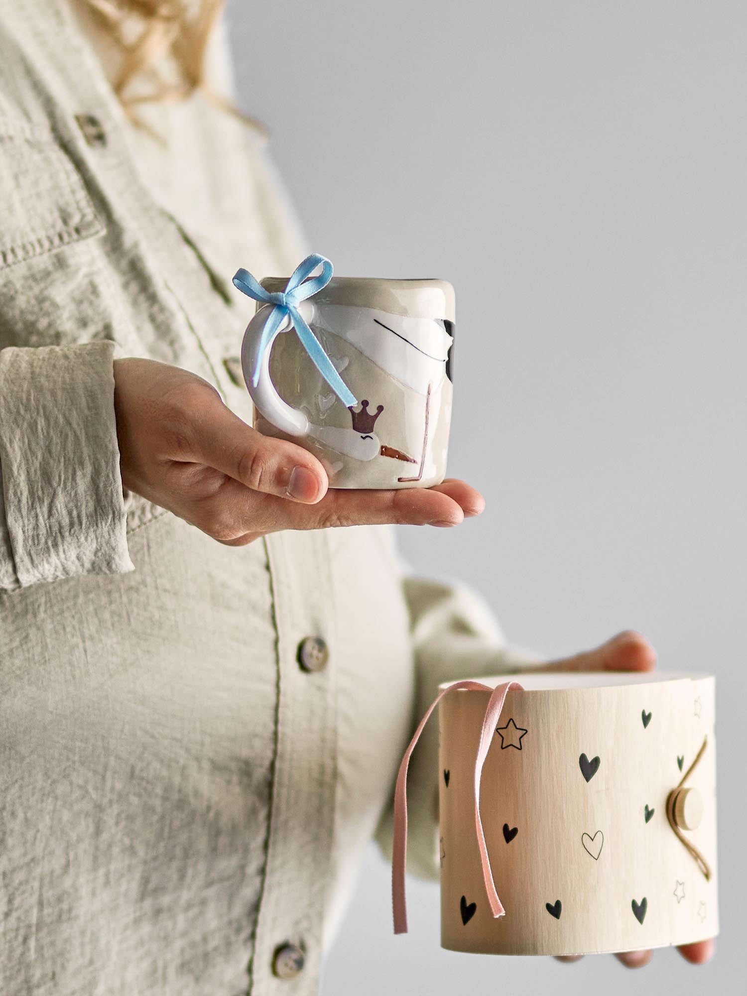 Niedliche Bambino Tasse aus Steingut in natürlichem Look von Bloomingville Mini, perfekt für Kinder und den Alltag.