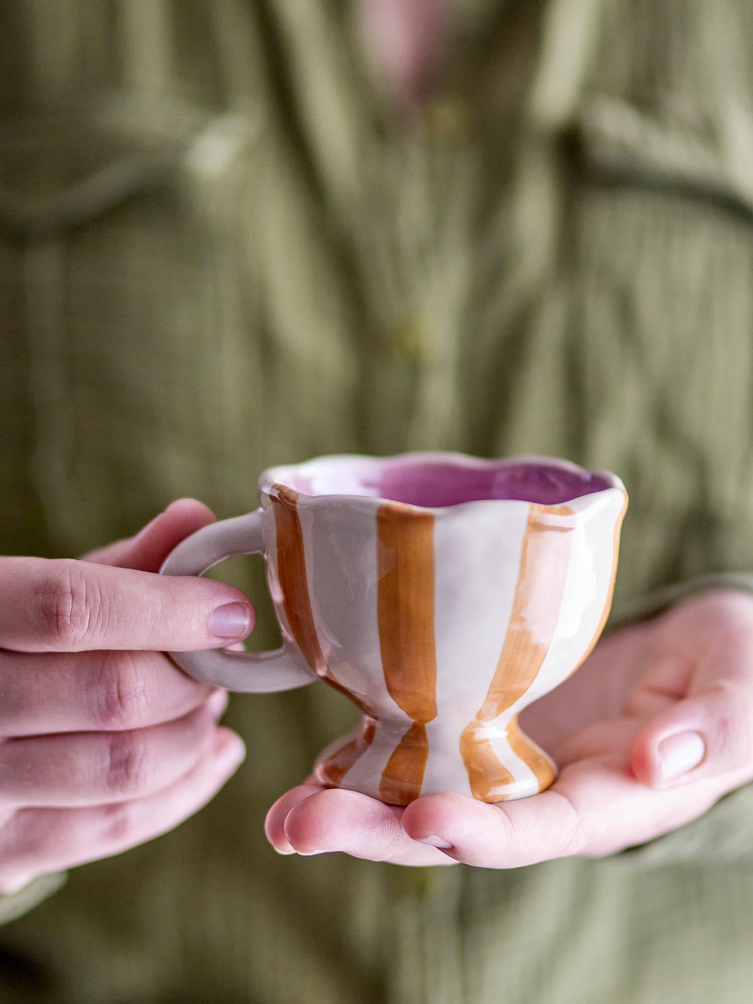 Die Willa Tasse von Bloomingville: Eleganz in Braun, handbemalte Streifen, robustes Steingut, ideal für heisse Getränke.