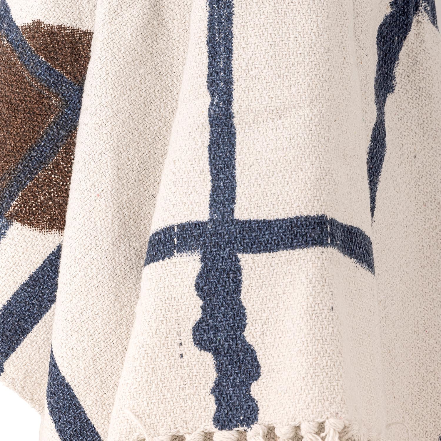 Die Imperia Decke von Bloomingville aus recycelter Baumwolle in Natur ist umweltfreundlich, elegant und bietet hohen Komfort.