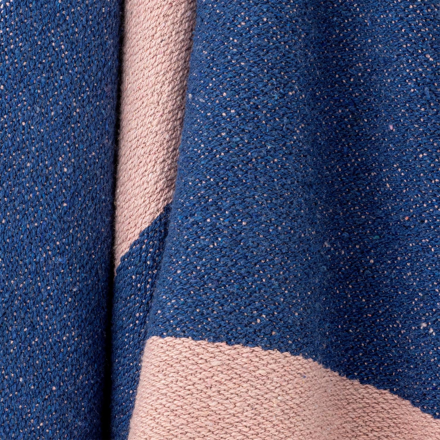 Die Cadeo Decke in Blau von Bloomingville aus recycelter Baumwolle bietet nachhaltigen Komfort und modernes Design für Ihr Zuhause.