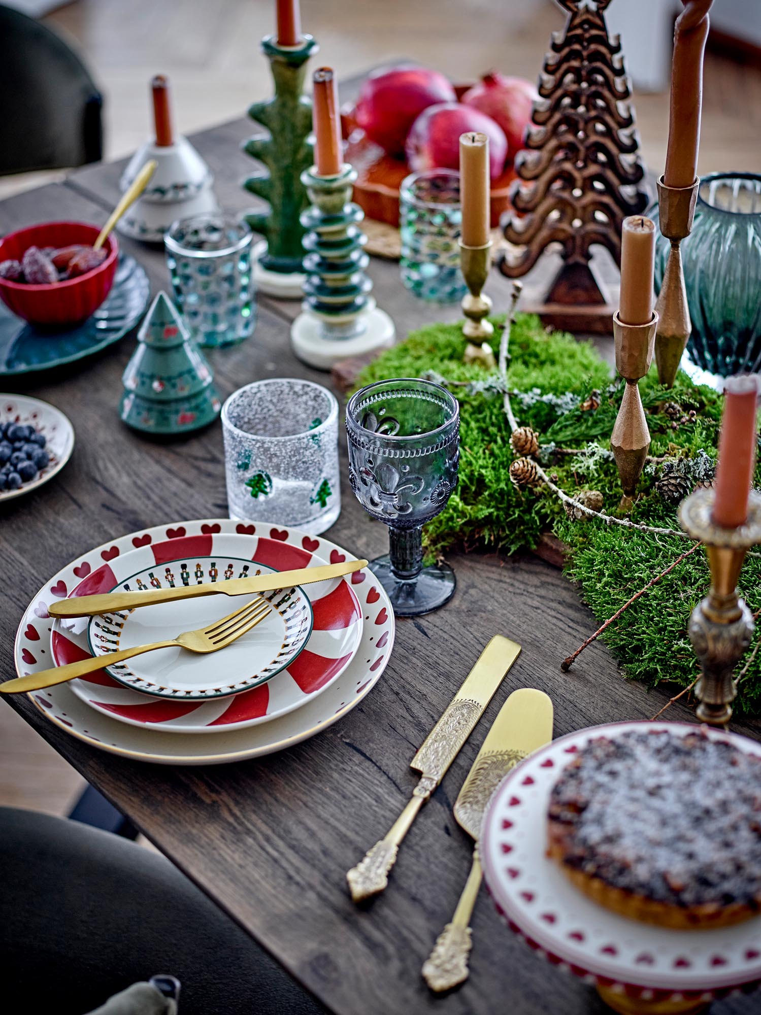 Entdecken Sie den Jolly Kuchenteller von Bloomingville: Ein roter Steingut-Teller, der mit seinem nostalgischen Design und der robusten Qualität Ihre Festtafel bereichert.