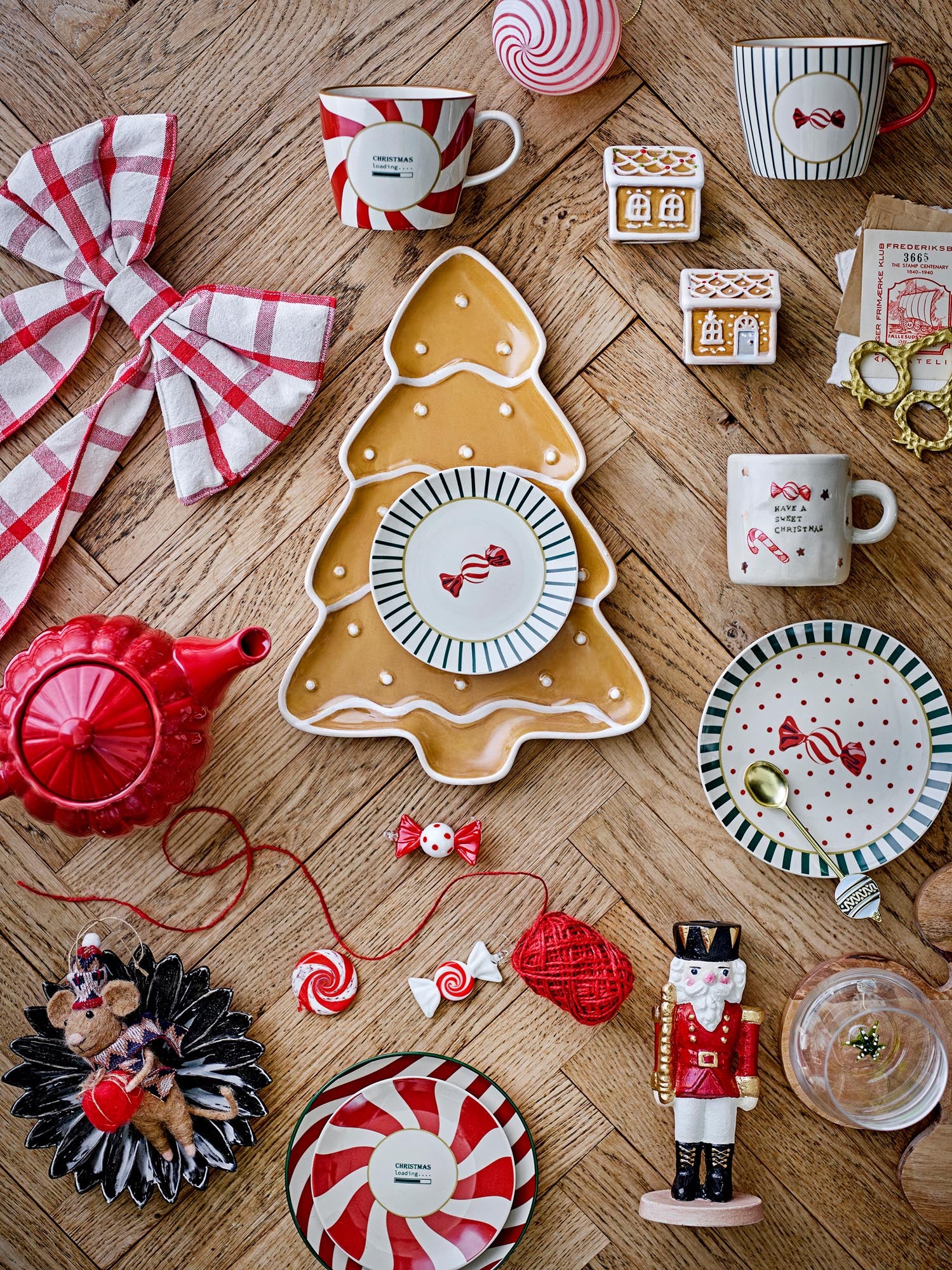 Der Yule Teller von Bloomingville aus natürlichem Steingut besticht durch sein minimalistisches Design und ist perfekt für elegante Tafeln.