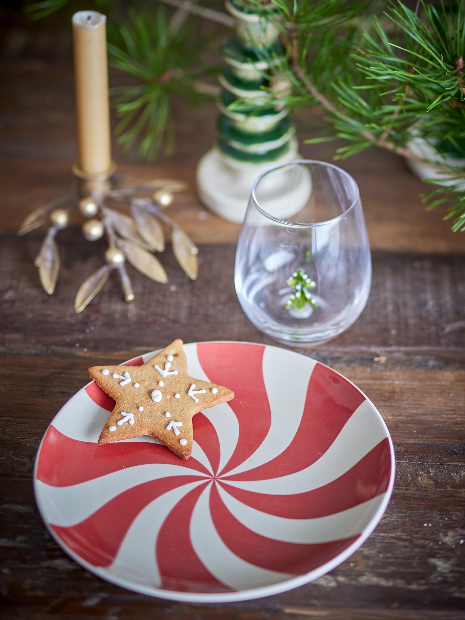 Der Yule Teller von Bloomingville besticht durch sein minimalistisches Design, gefertigt aus Steingut in natürlichen Farbtönen.