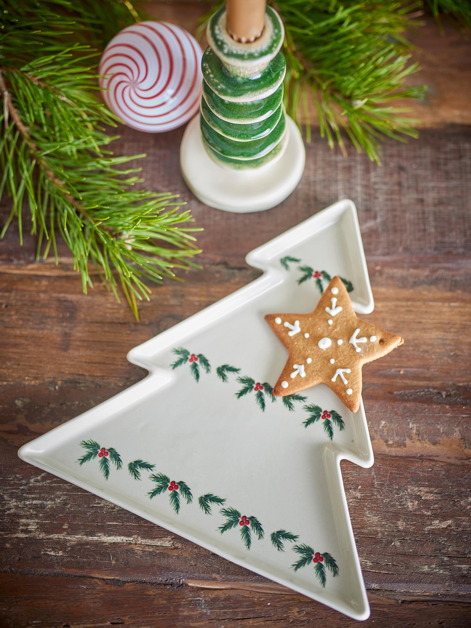 Elegante Steingut-Servierplatte in Tannenbaumform mit festlichem Motiv, ideal für stilvolle Weihnachtspräsentationen.