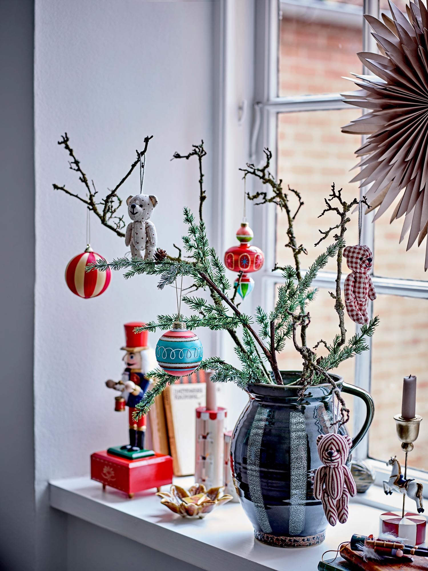 Ein eleganter Kerzenhalter aus Polyresin, handbemalt, mit goldenen Akzenten, inspiriert von nostalgischen Karussellpferden.