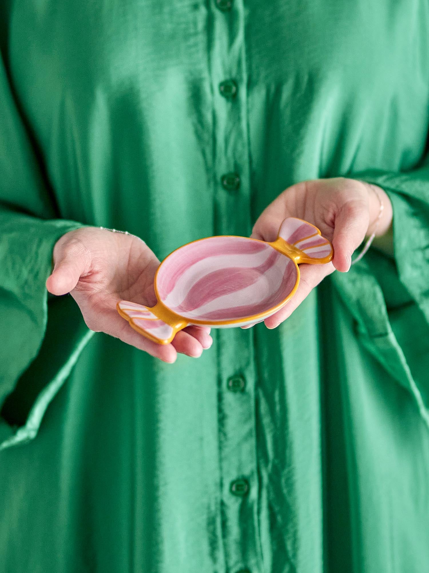 Stilvolle Servierplatte aus hochwertigem Steingut in sanftem Rosé, perfekt für elegantes Präsentieren und Servieren von Speisen.