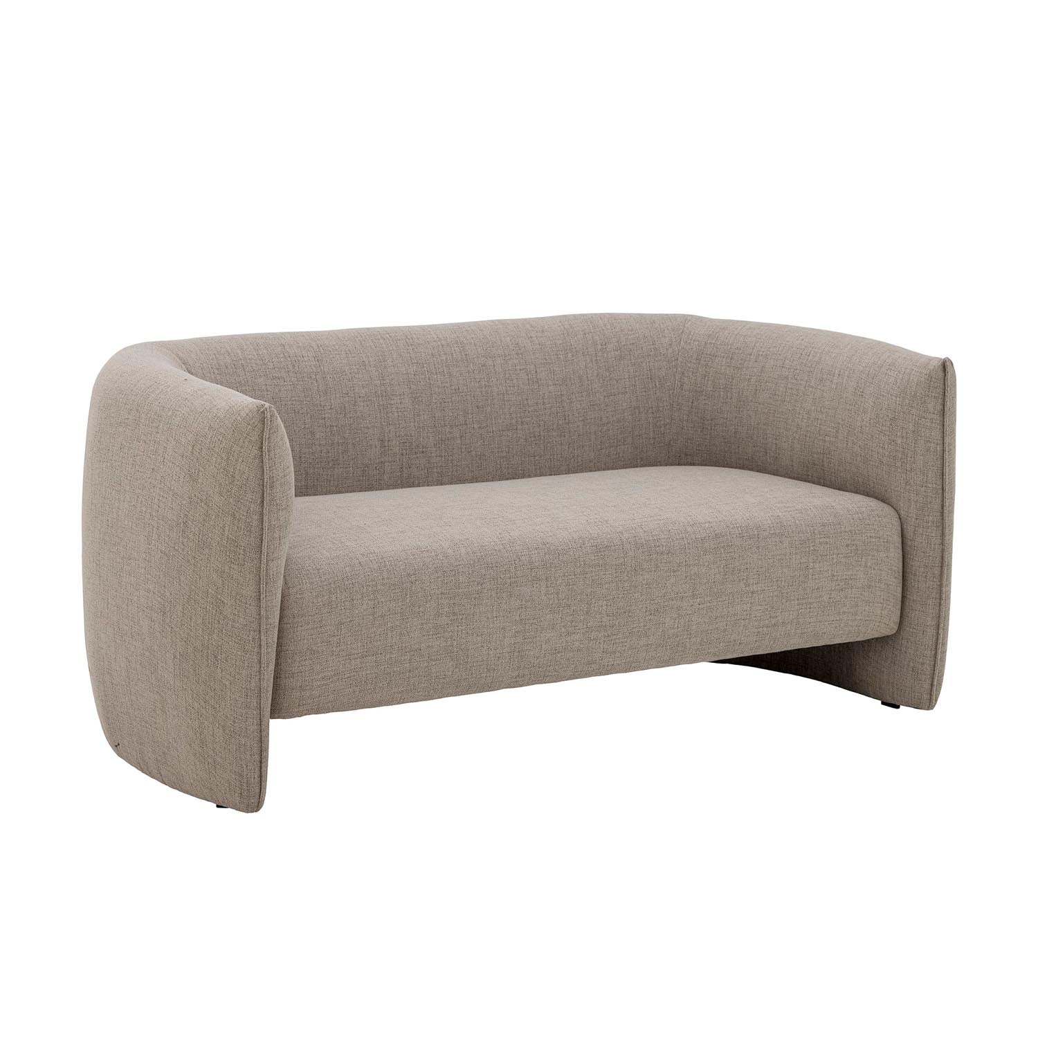 Das Bacio Sofa von Bloomingville bietet stilvollen Komfort aus recyceltem Polyester in Natur, ideal für nachhaltiges Wohnen.