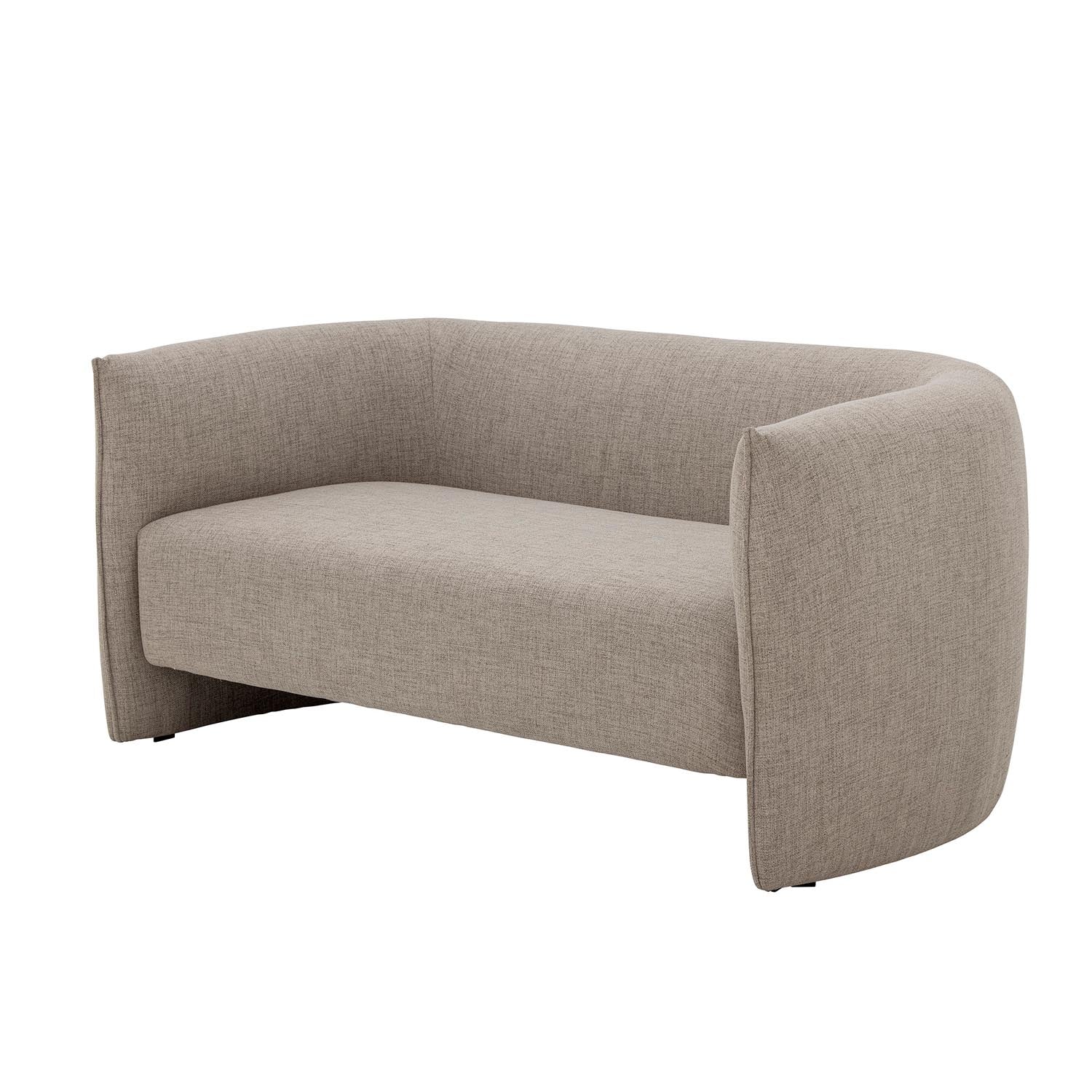 Das Bacio Sofa von Bloomingville kombiniert nachhaltiges Design mit Komfort, gefertigt aus recyceltem Polyester in natürlichem Look.