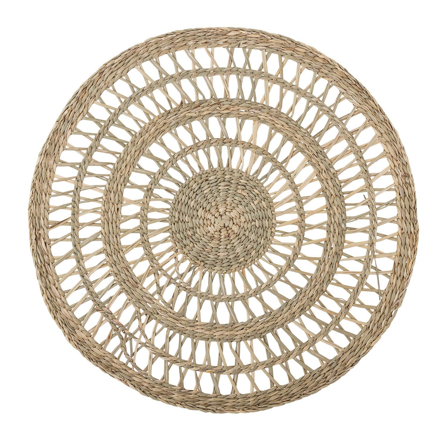 Stilvolle Sete Platzdeckchen aus geflochtenem Seegras von Bloomingville: Nachhaltig, harmonisch, schützend und pflegeleicht.