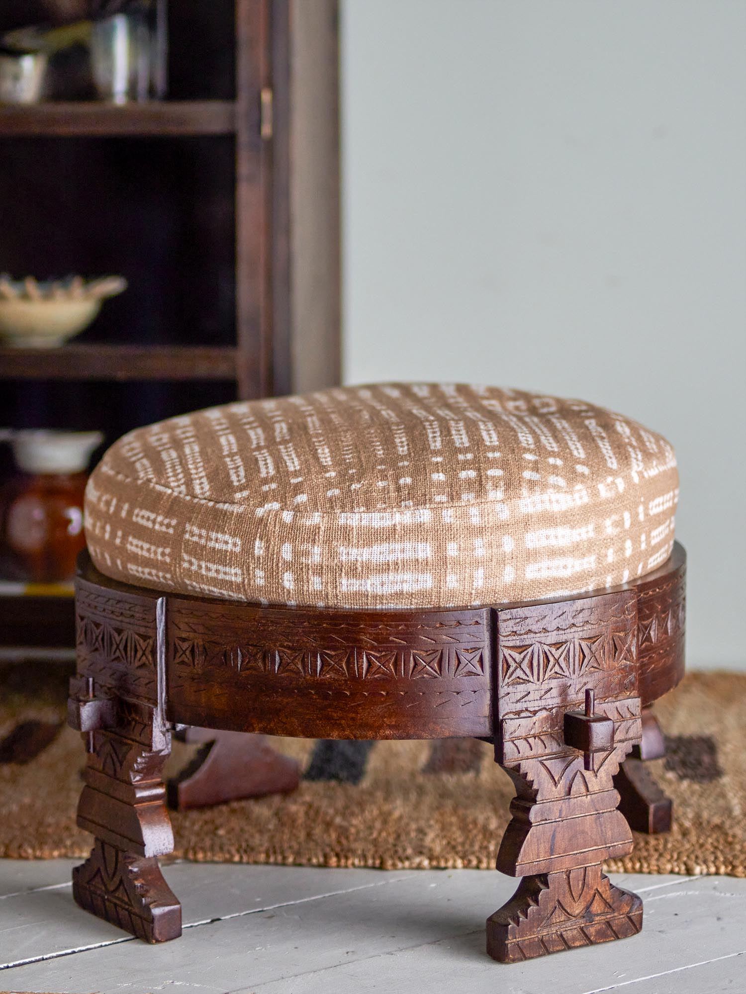 Der Paloma Hocker aus braunem Mangoholz von Creative Collection besticht durch sein stilvolles Design und hochwertige Verarbeitung.