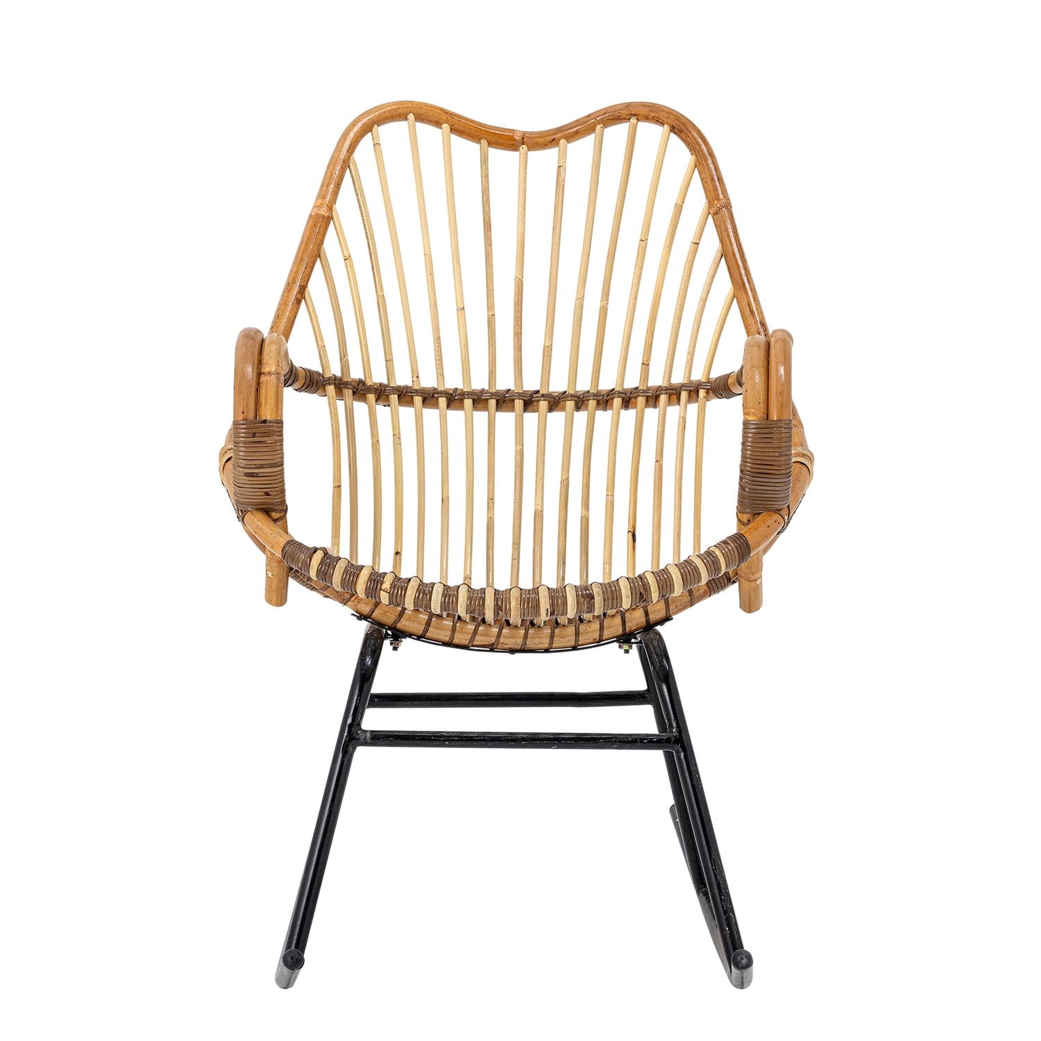 Ein stilvoller Schaukelstuhl aus natürlichem Rattan, perfekt für gemütliche Momente und ein modernes, skandinavisches Ambiente.