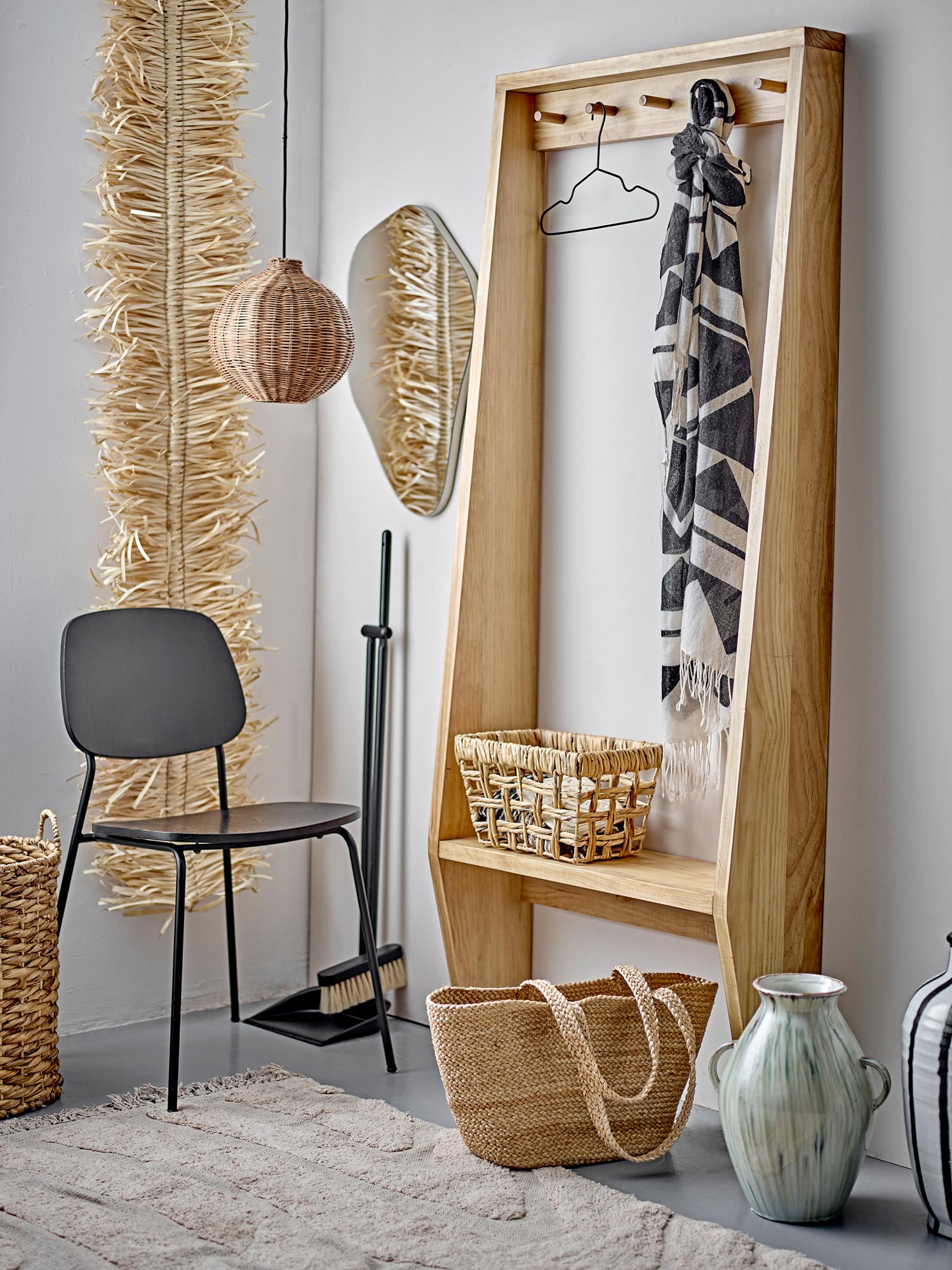 Eleganter Wandspiegel Aimie von Bloomingville, silberner Rahmen, aus Glas, ideal für moderne Wohnräume, stilvoll und funktional.