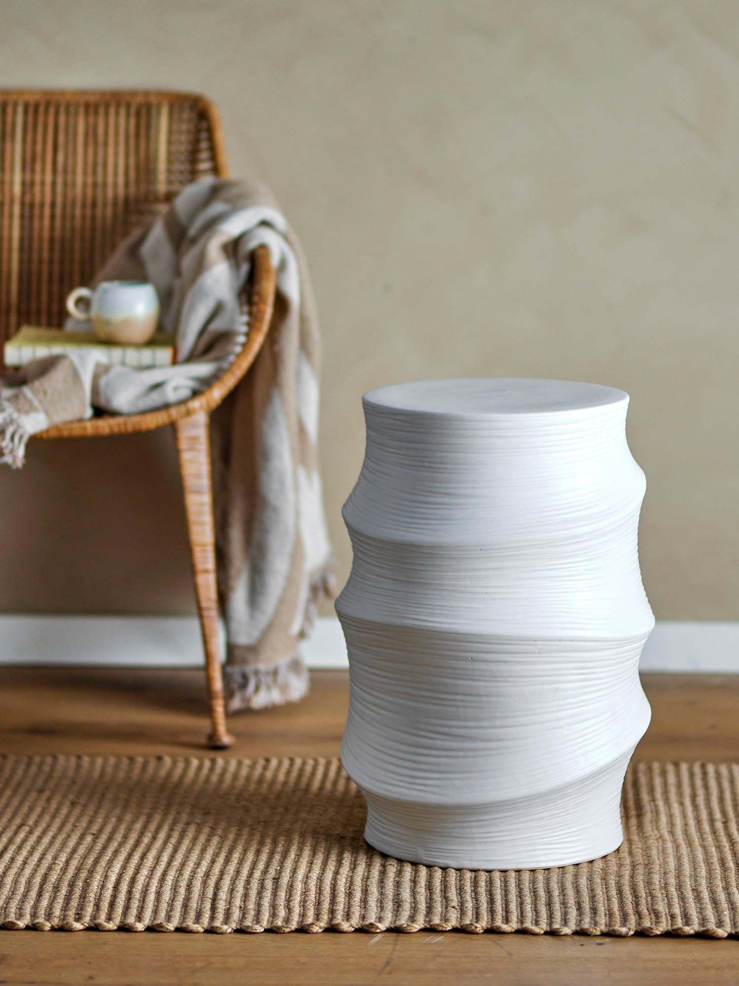 Moderner Volise Beistelltisch aus weissem Steingut von Bloomingville, perfekt für stilvolle Einrichtung und vielseitige Anwendungen.