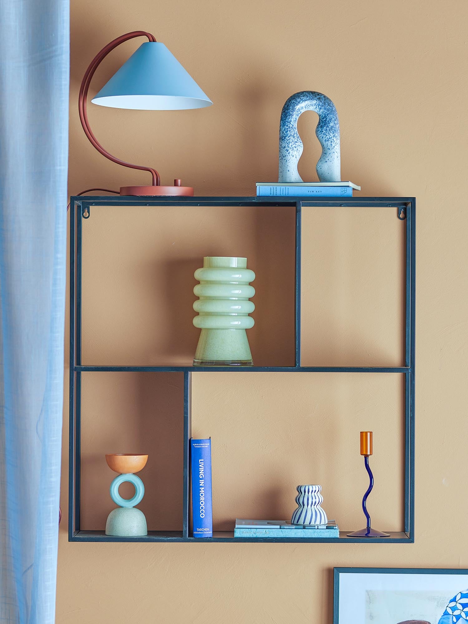 Das Mack Regal von Bloomingville ist ein stilvolles schwarzes Metallregal, ideal für moderne Wohnräume und vielseitig einsetzbar.