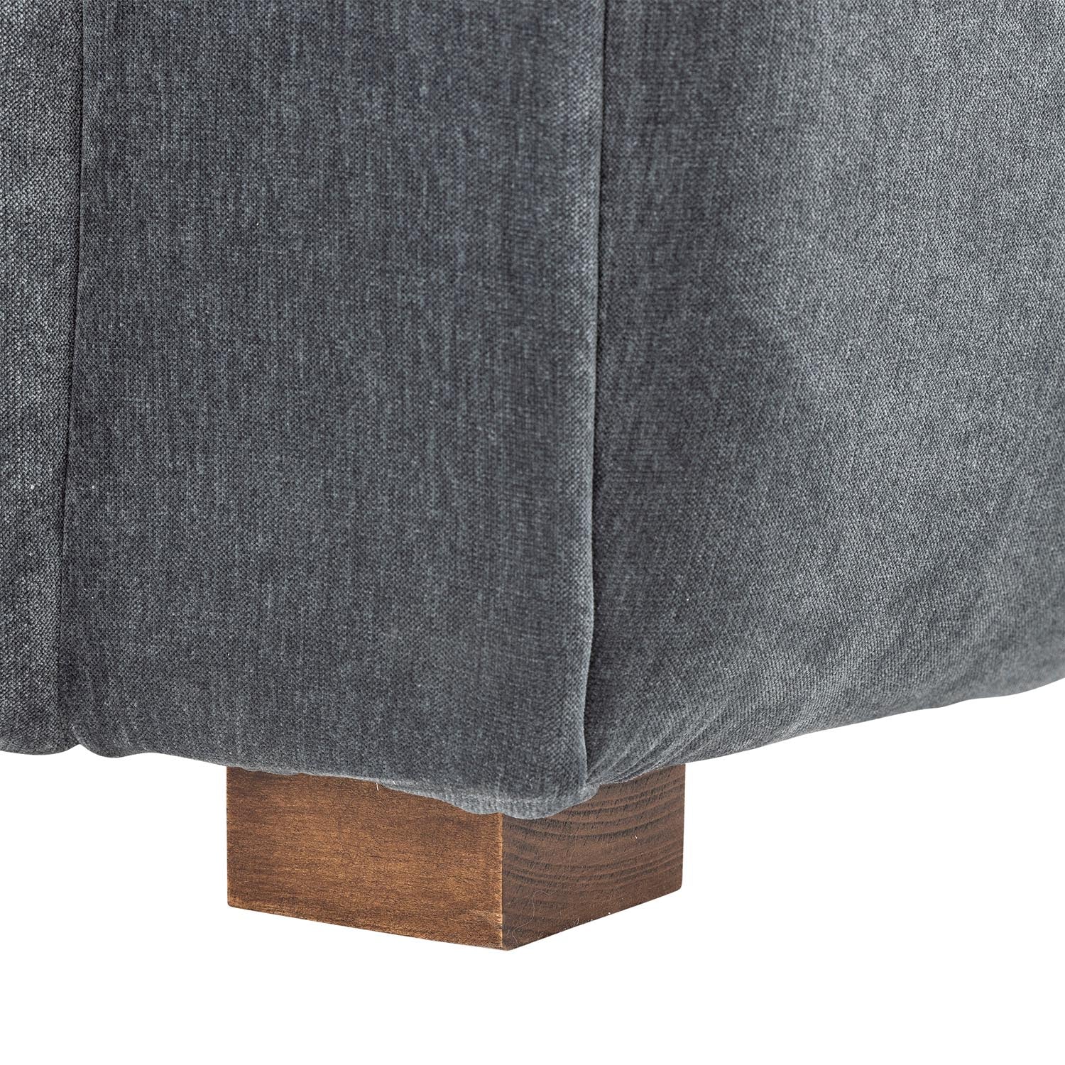 Das Malala Sofa in Blau, gefertigt aus recyceltem Polyester, vereint modernes Design mit umweltfreundlichem Komfort.