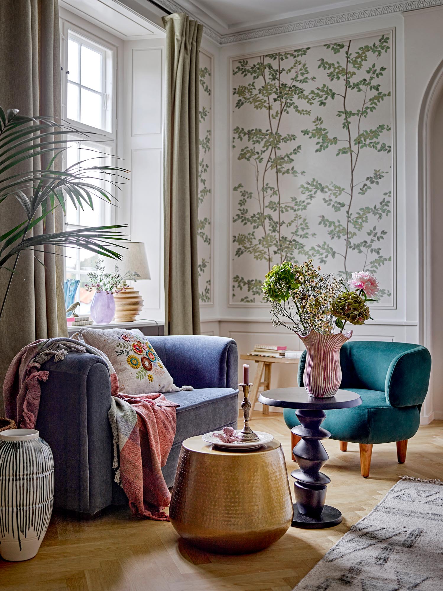 Das Malala Sofa in Blau aus recyceltem Polyester von Creative Collection bietet stilvollen Komfort und nachhaltiges Design.