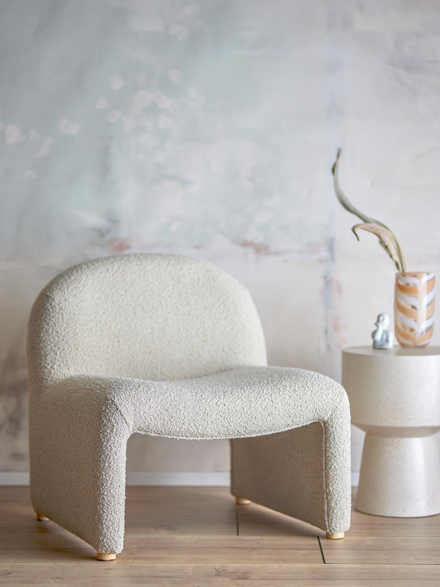 Der Neel Loungesessel von Bloomingville vereint Komfort und Stil mit seinem cremeweissen Polyester-Bouclé-Bezug.