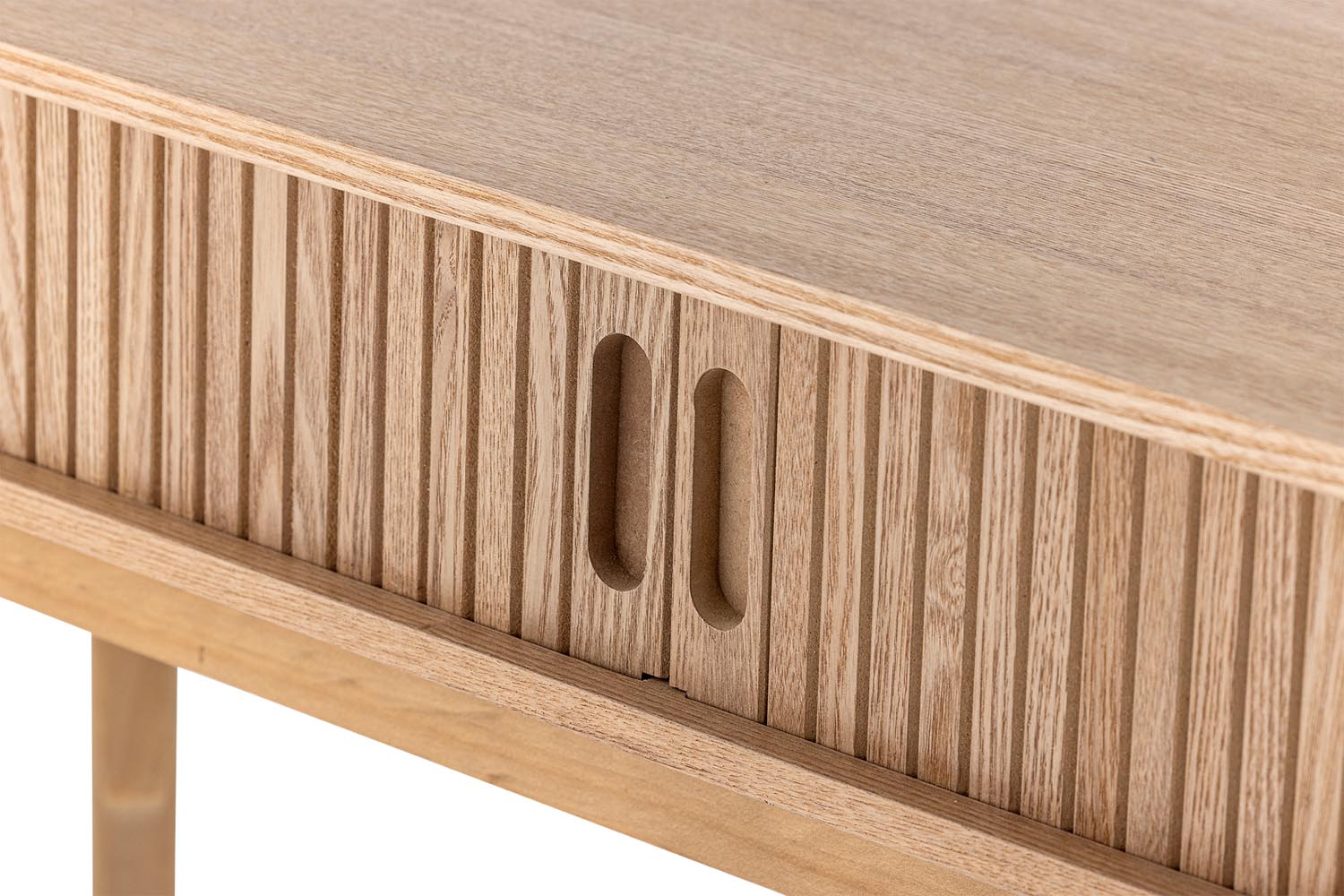 Moderner Konsolentisch aus MDF in natürlichem Look von Bloomingville, perfekt für eine elegante und funktionale Raumgestaltung.