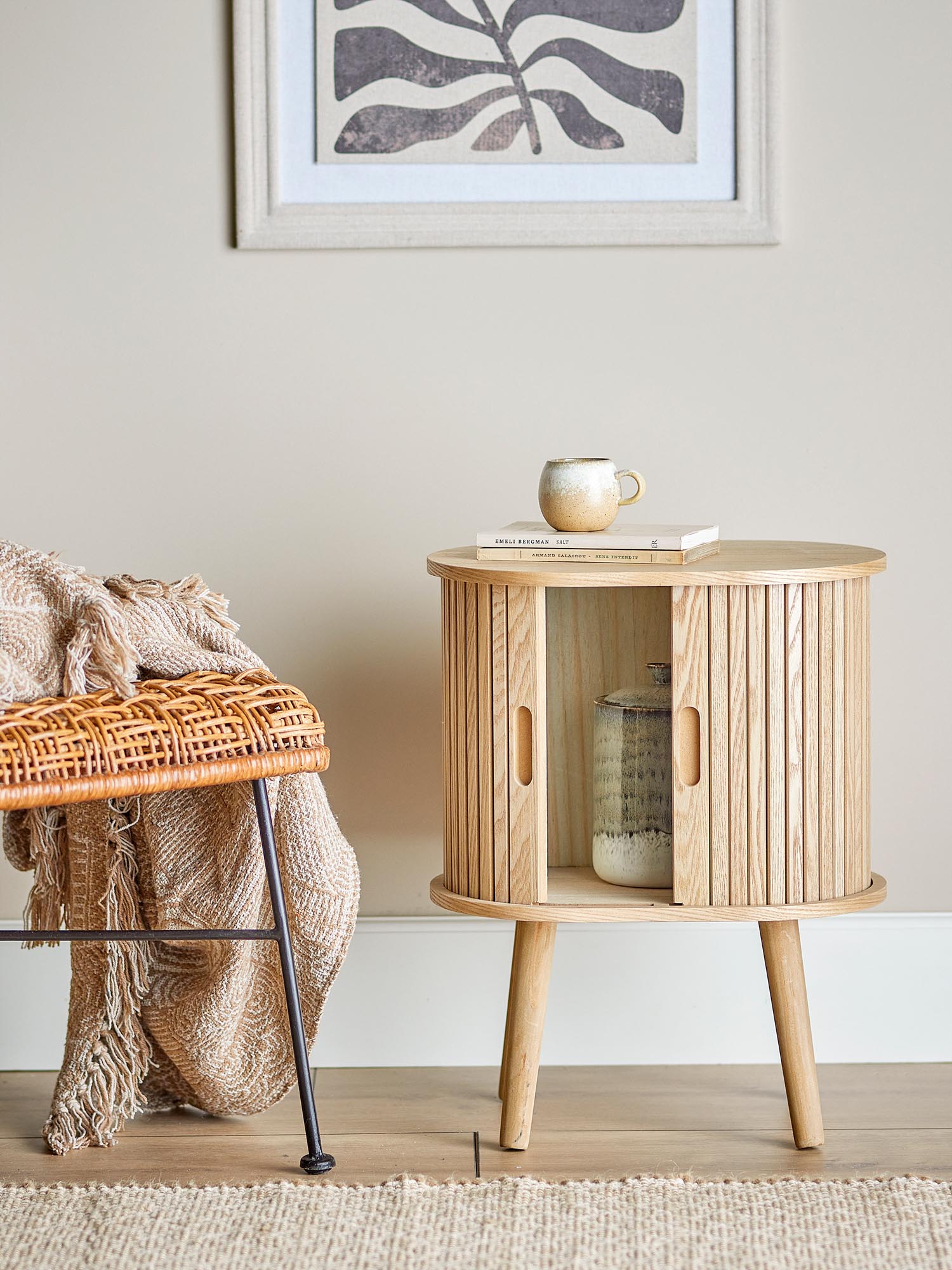 Das Salento Kabinett von Bloomingville aus natürlichem MDF bietet stilvolle Aufbewahrung mit skandinavischem Design.