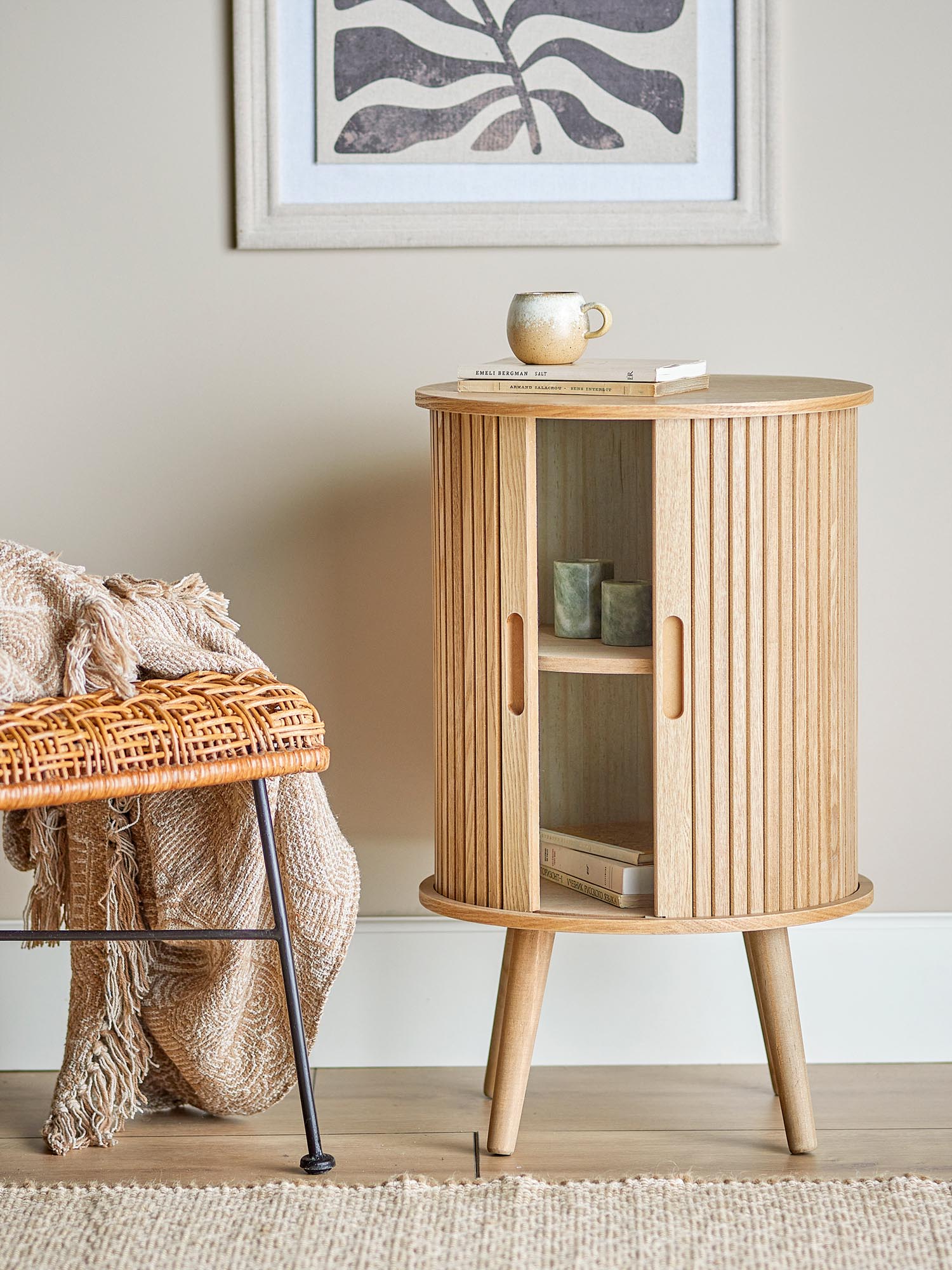 Das Salento Kabinett von Bloomingville aus natürlichem MDF bietet stilvolle Aufbewahrung mit skandinavischem Design.