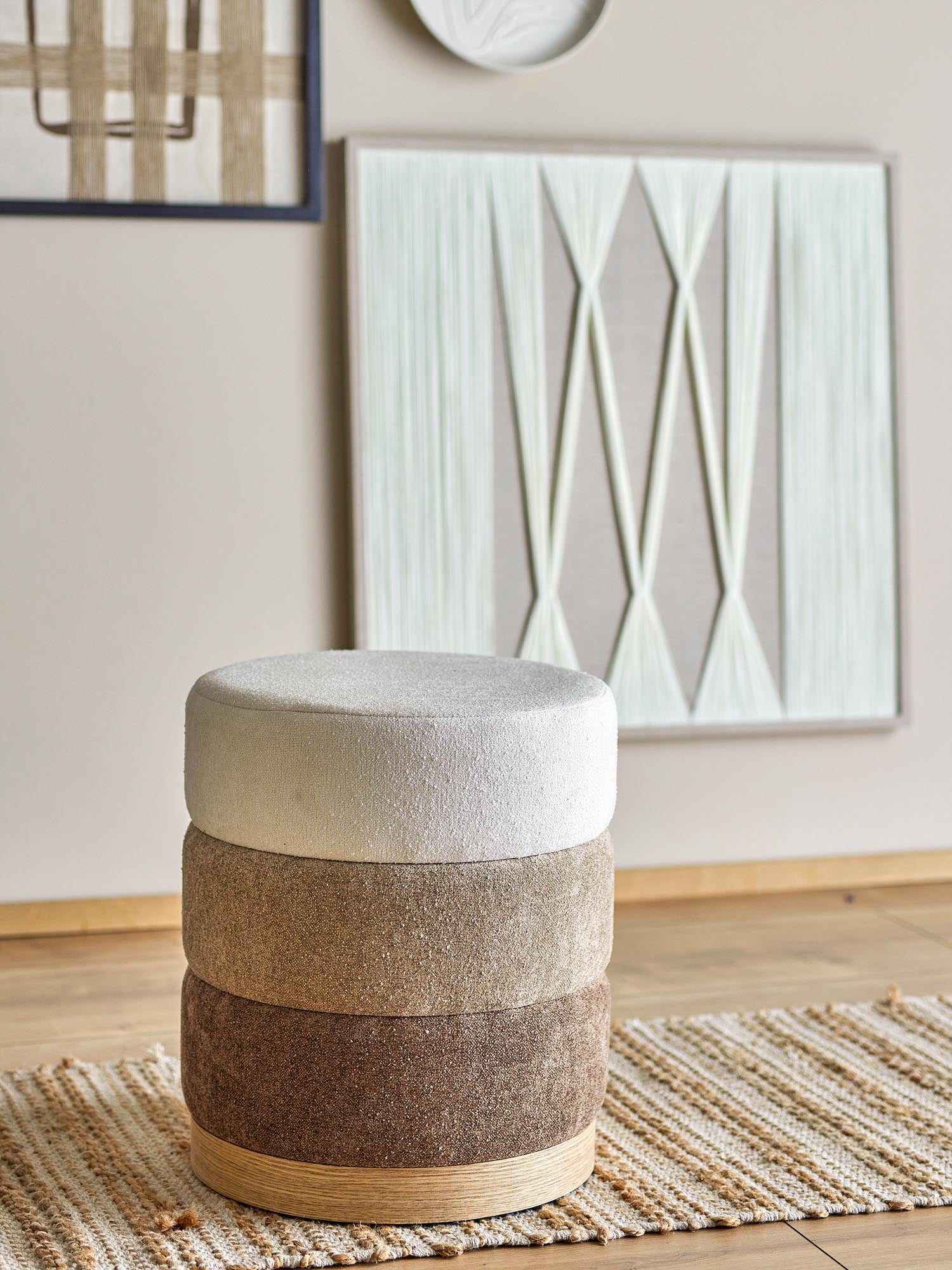 Der Bilbao Pouf in Braun von Bloomingville vereint stilvolles Design mit Funktionalität und bietet hohen Komfort aus langlebigem Polyester.