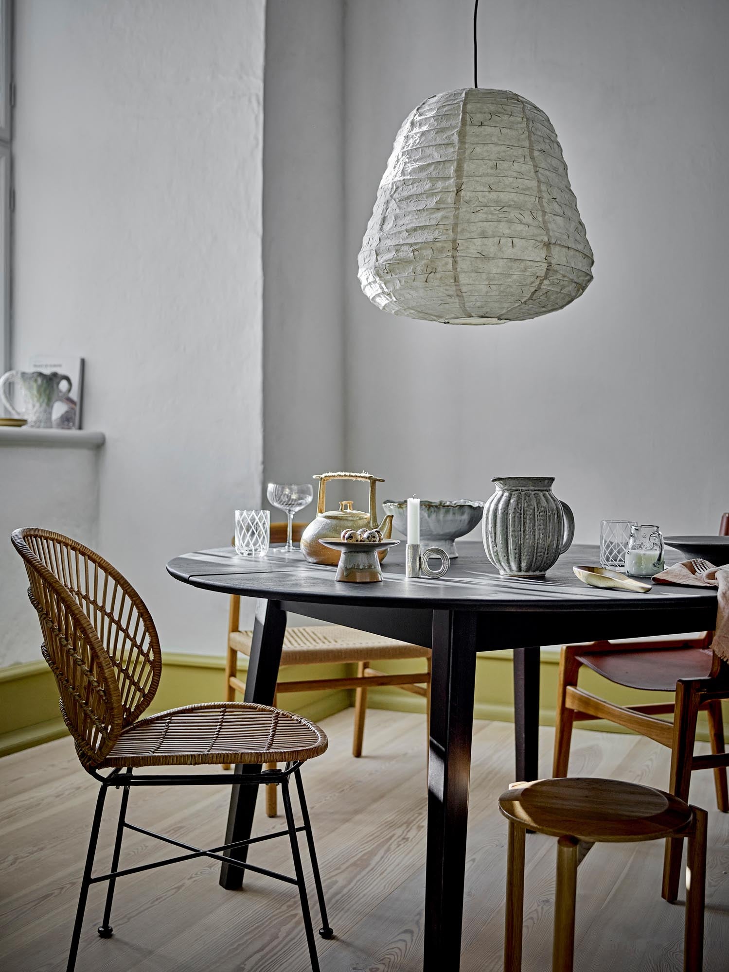 Moderner Peron Esstisch aus schwarzem FSC®-zertifiziertem Eichenholz von Bloomingville, ideal für stilvolle Essbereiche.