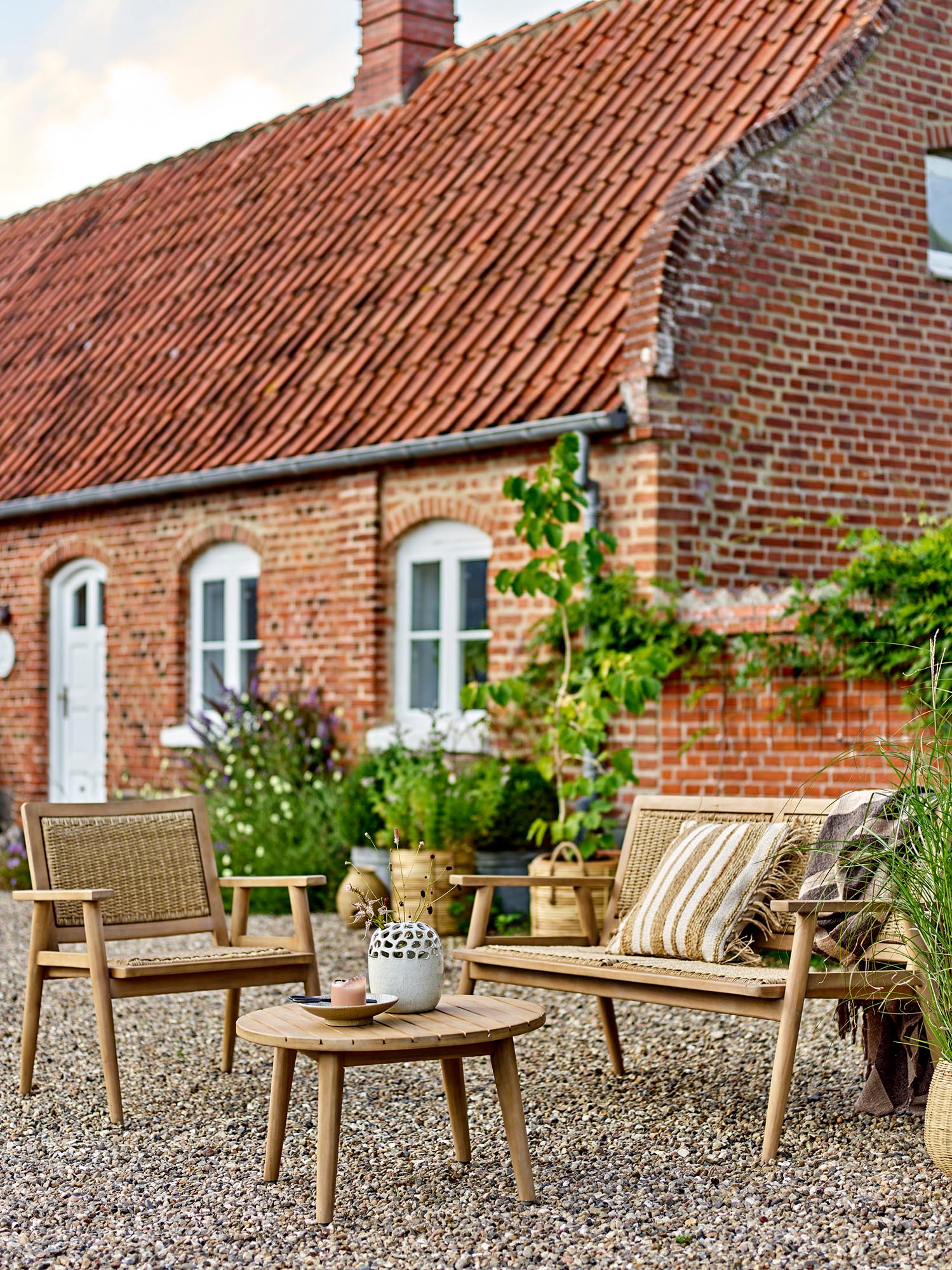 Eleganter Loungesessel aus FSC®-zertifiziertem Akazienholz und Polyrattan, ideal für stilvolle Entspannung im Freien.