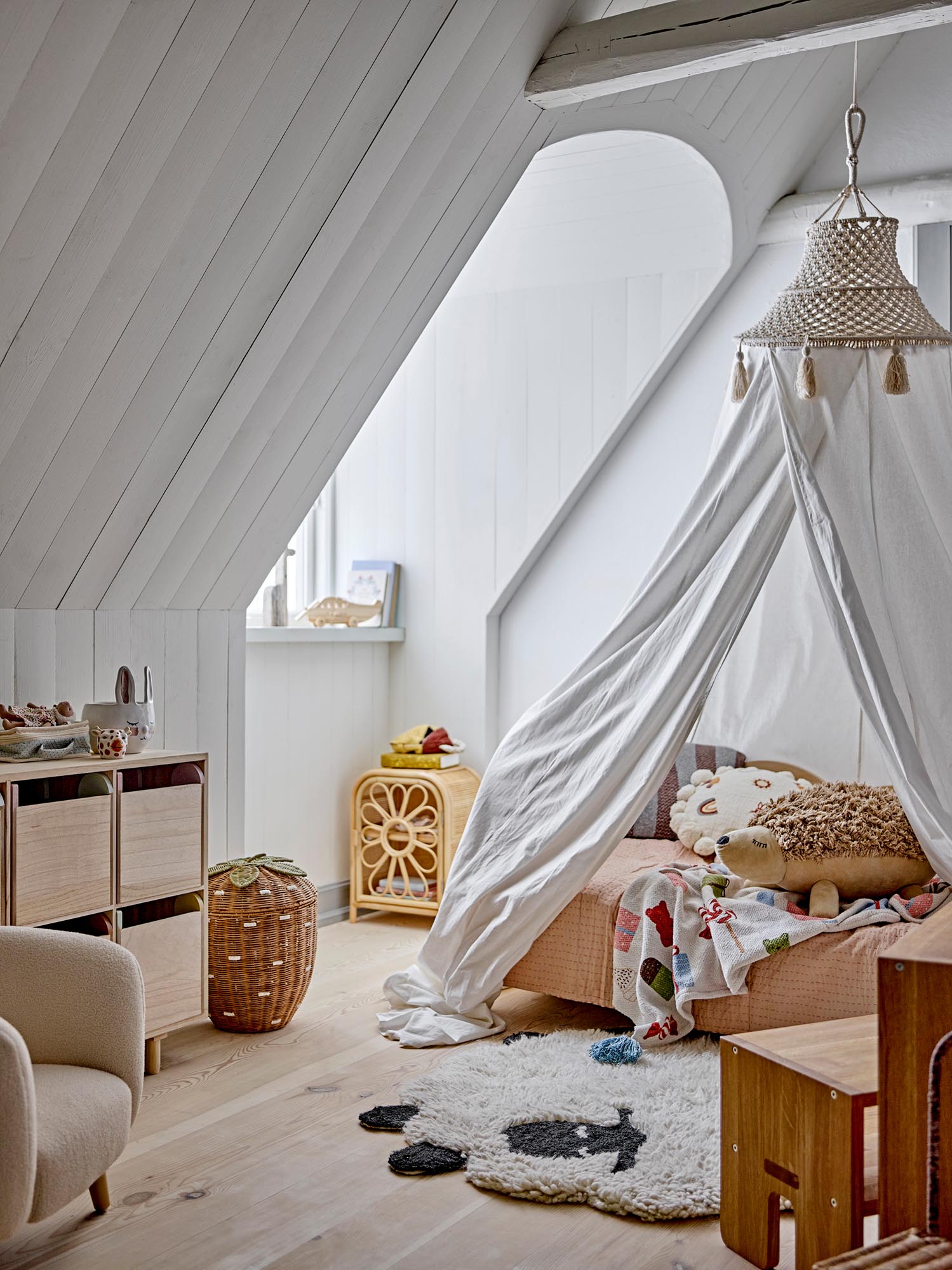 Das Anuke Kabinett von Bloomingville Mini ist ein charmantes Rattanmöbel, perfekt für ein stilvolles und organisches Kinderzimmer.