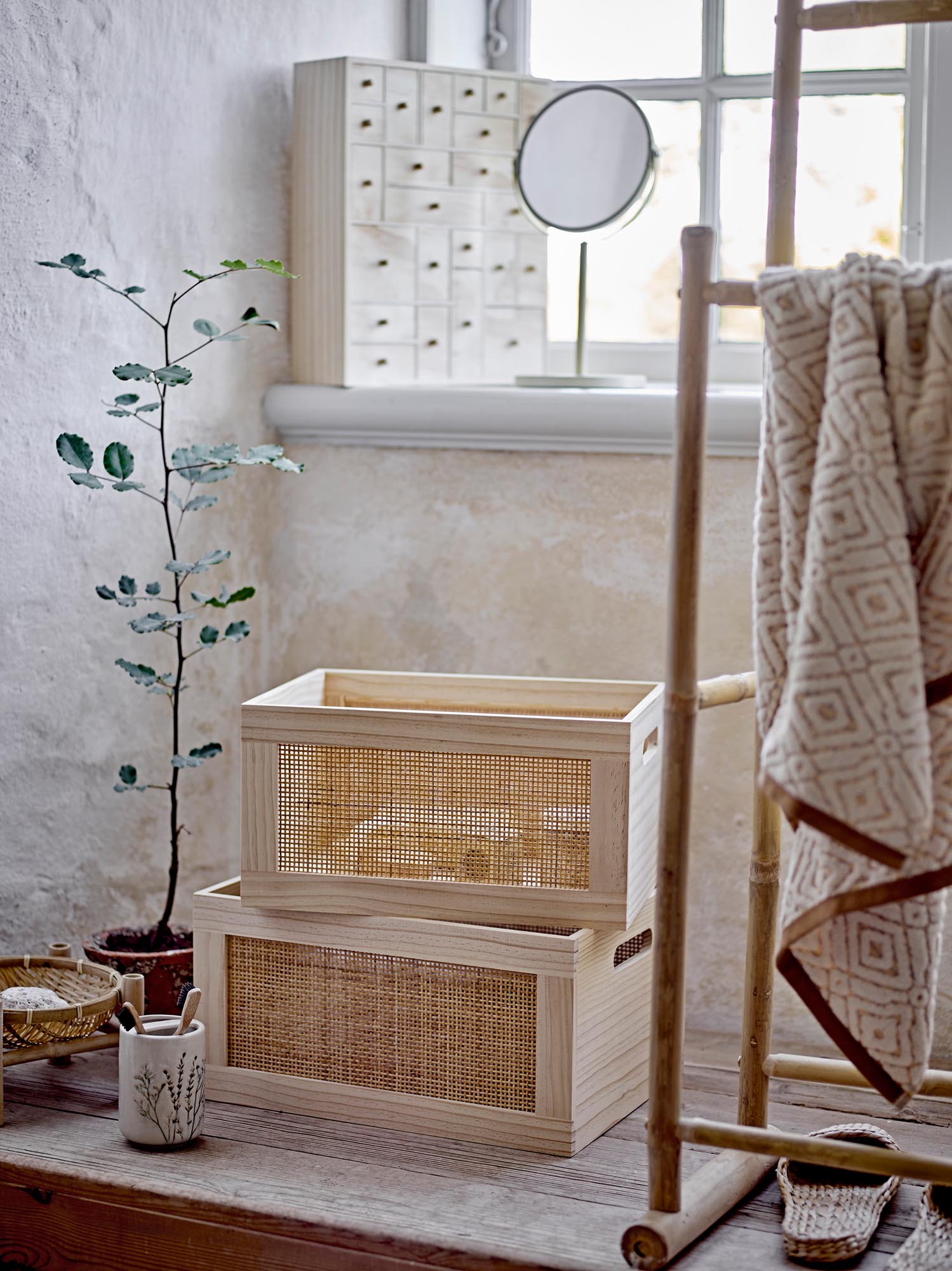 Die Valery Aufbewahrungsbox aus FSC®-zertifiziertem Kiefernholz von Bloomingville bietet stilvolle und nachhaltige Organisation.