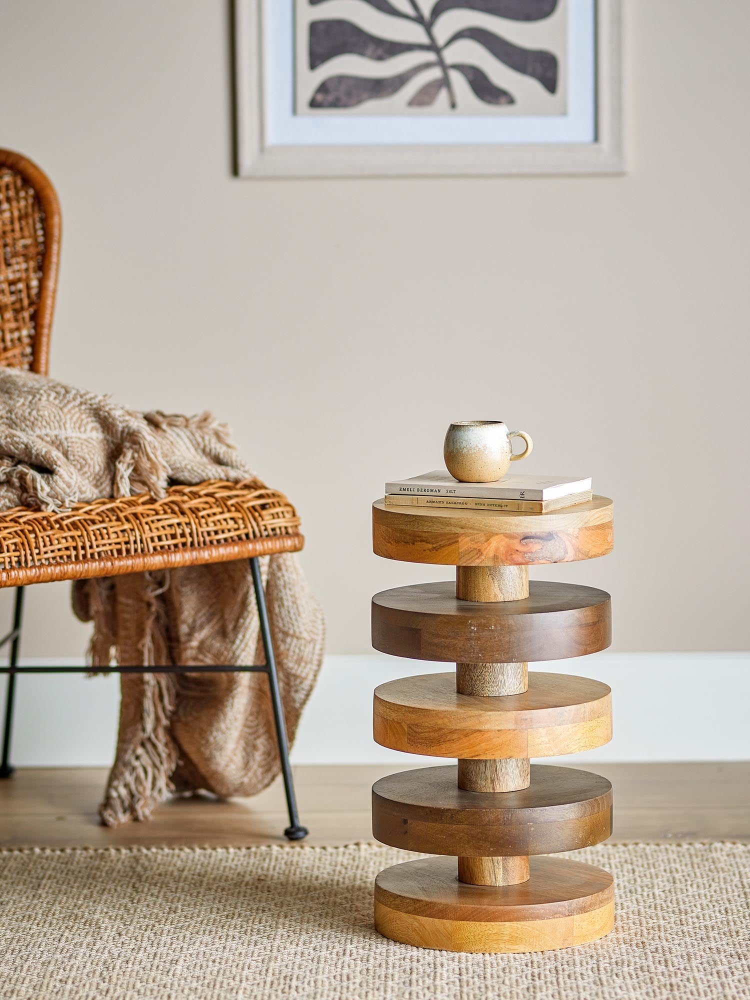 Der Franka Beistelltisch aus FSC-zertifiziertem Mangoholz vereint Nachhaltigkeit und stilvolles Design in einem einzigartigen Möbelstück.