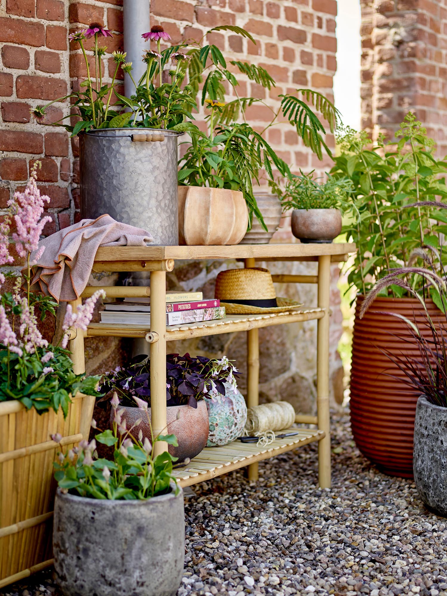 Der Mesola Blumentopf in warmem Rostton vereint stilvolles Design mit robustem Magnesia, ideal für drinnen und draussen.