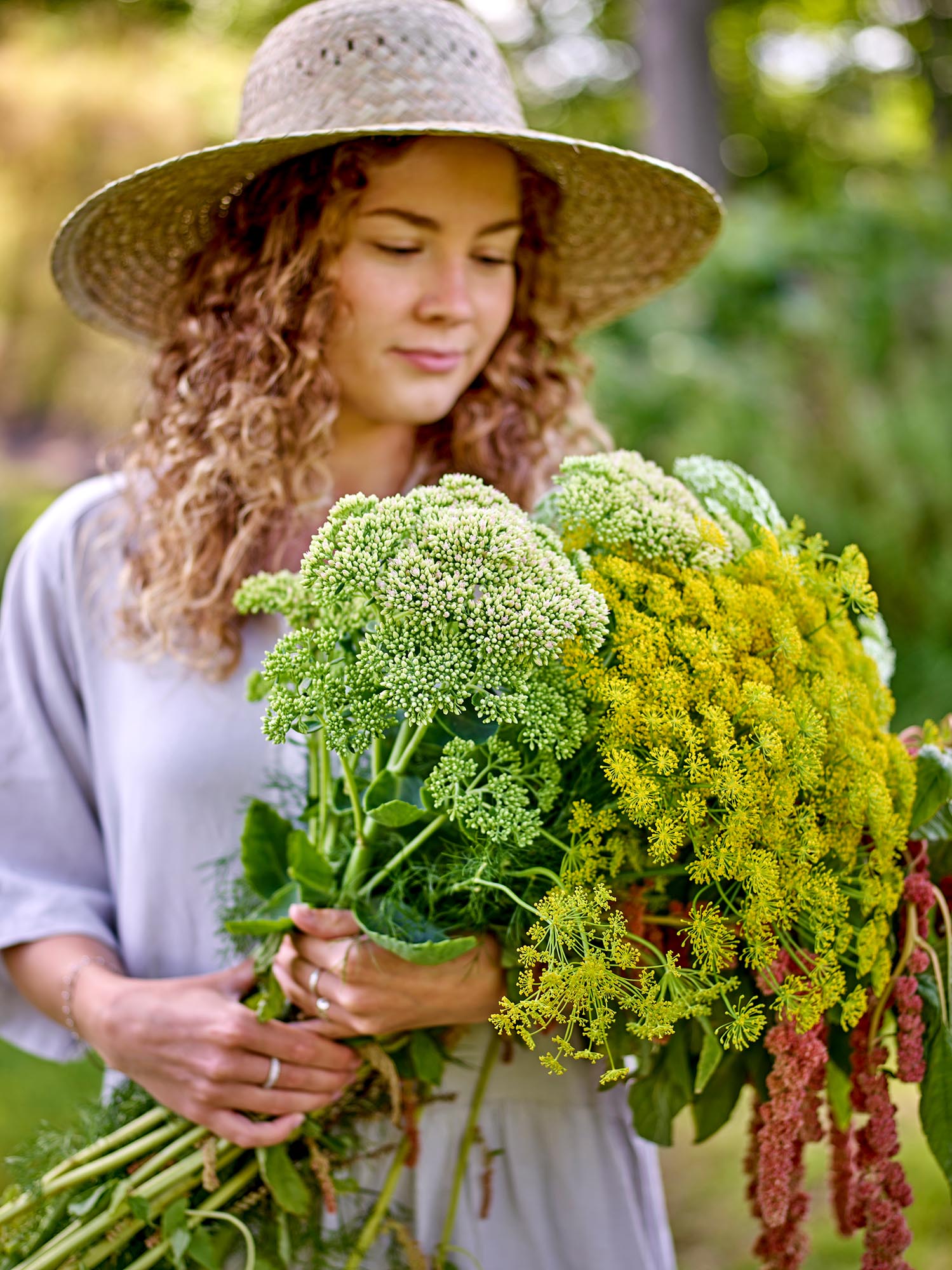 Der Limona Hut aus natürlichem Seegras von Bloomingville vereint stilvolle Ästhetik mit Funktionalität für Dekor oder Sonnenschutz.