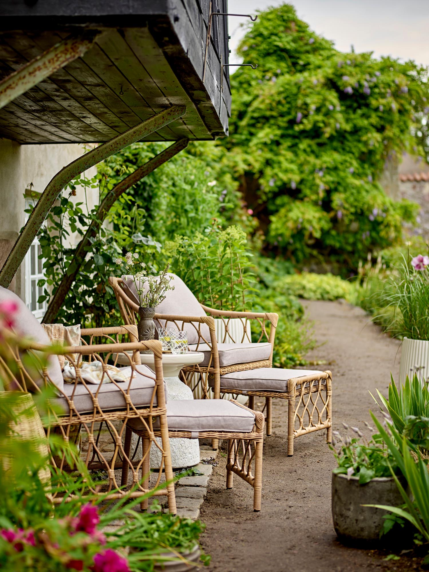 Der Belluce Loungesessel aus Polyrattan vereint modernes Design mit Funktionalität und ist ideal für drinnen und draussen.