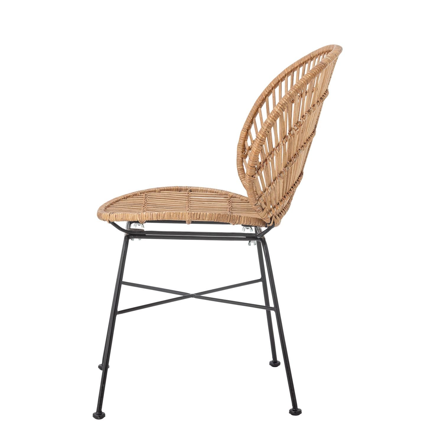 Der Fiore Esszimmerstuhl von Bloomingville besticht durch skandinavisches Design und natürliches Rattan für ein modernes Ambiente.